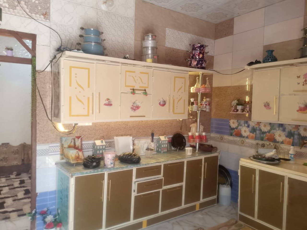 بيت للبيع في منطقة ال محينه قرب مدرسة الامام الباقر 
المساحه 250 
عدد لغرف 3
صحيات خارجيه ومطبخ وهول وصاله لديوانيه عوزه عكاده ما كامله  لبيت مرتب وبناء جديد وسعره جدا مناسب 30وبي مجال بصيط جدا للستفسار ***********
