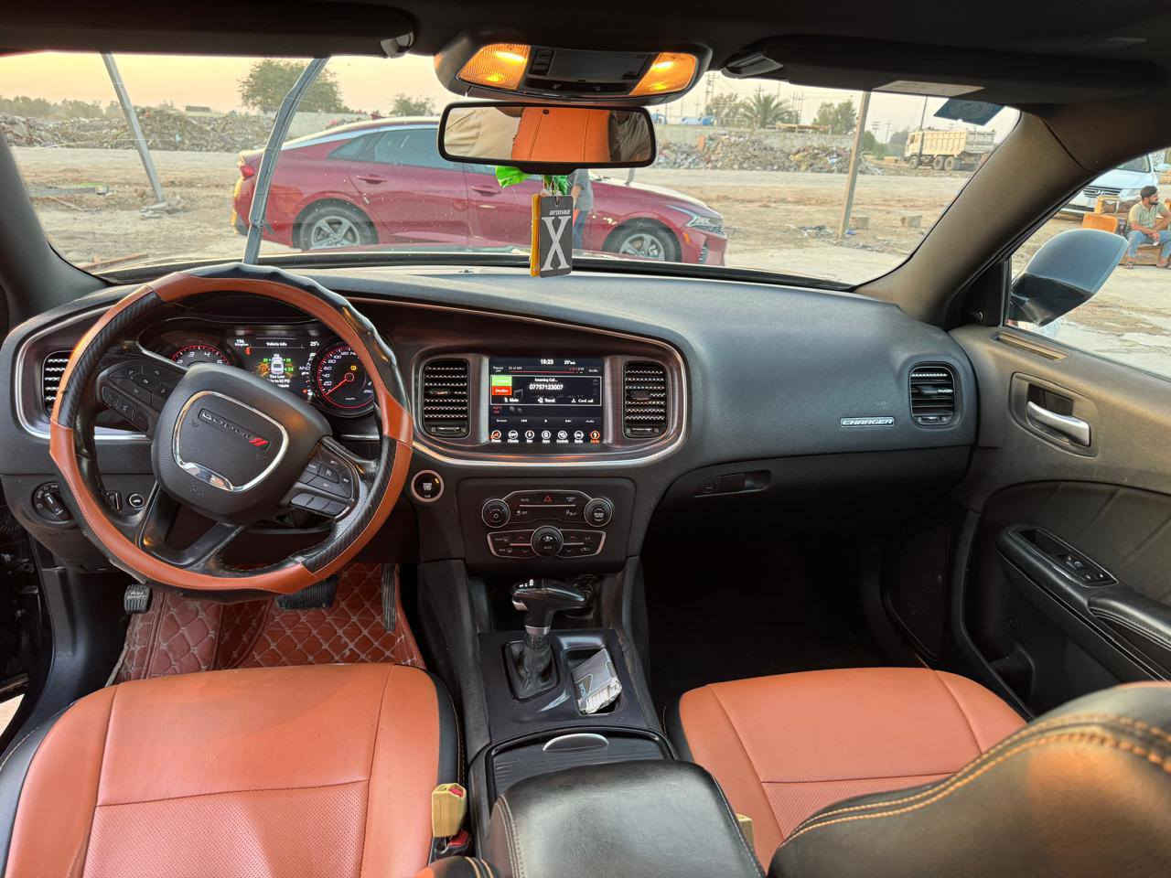 السلام عليكم
جارجر 18 

وارد خليجي 

بيه جاملخ صبغ بدون حادث

محرك 3600

او شويه بارد بل باب 

السياره خير من الله

***********
