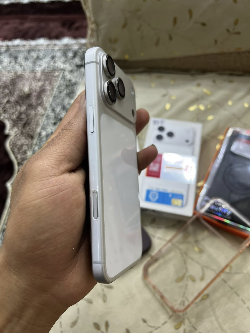 ايفون 17 برو ماكس نسخت CH شريحتين فعليه جهاز مغلف نانو بلكامل وشادله لزكه اصليه للشاشه وياهه كفرين جلد  وسماعه انكر الاصليه رايده 1950 جهازه صالي سبوع من اخذته وريد بيعهه لان حتاجيت الله شاهد وهاذه رقمي ***********
