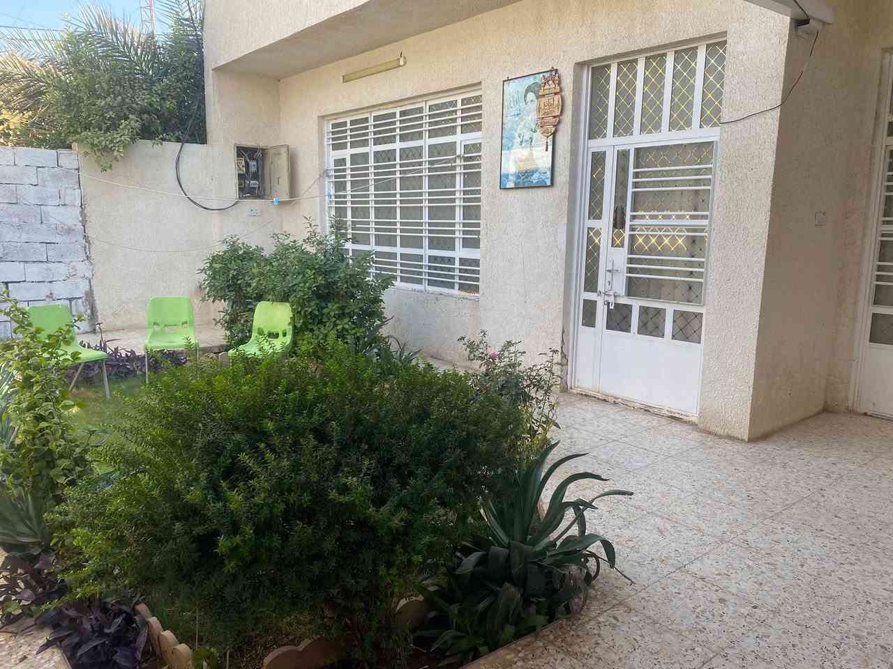 السلام وعليكم 
البيت 200 متر طابو زراعي سند 25 
حي المهندسين اول فرع قريب شارع 
يتكون من غرفتين نوم وصاله ومطبخ واستقبال 
استفسار اكثر مع صاحب دار ***********
