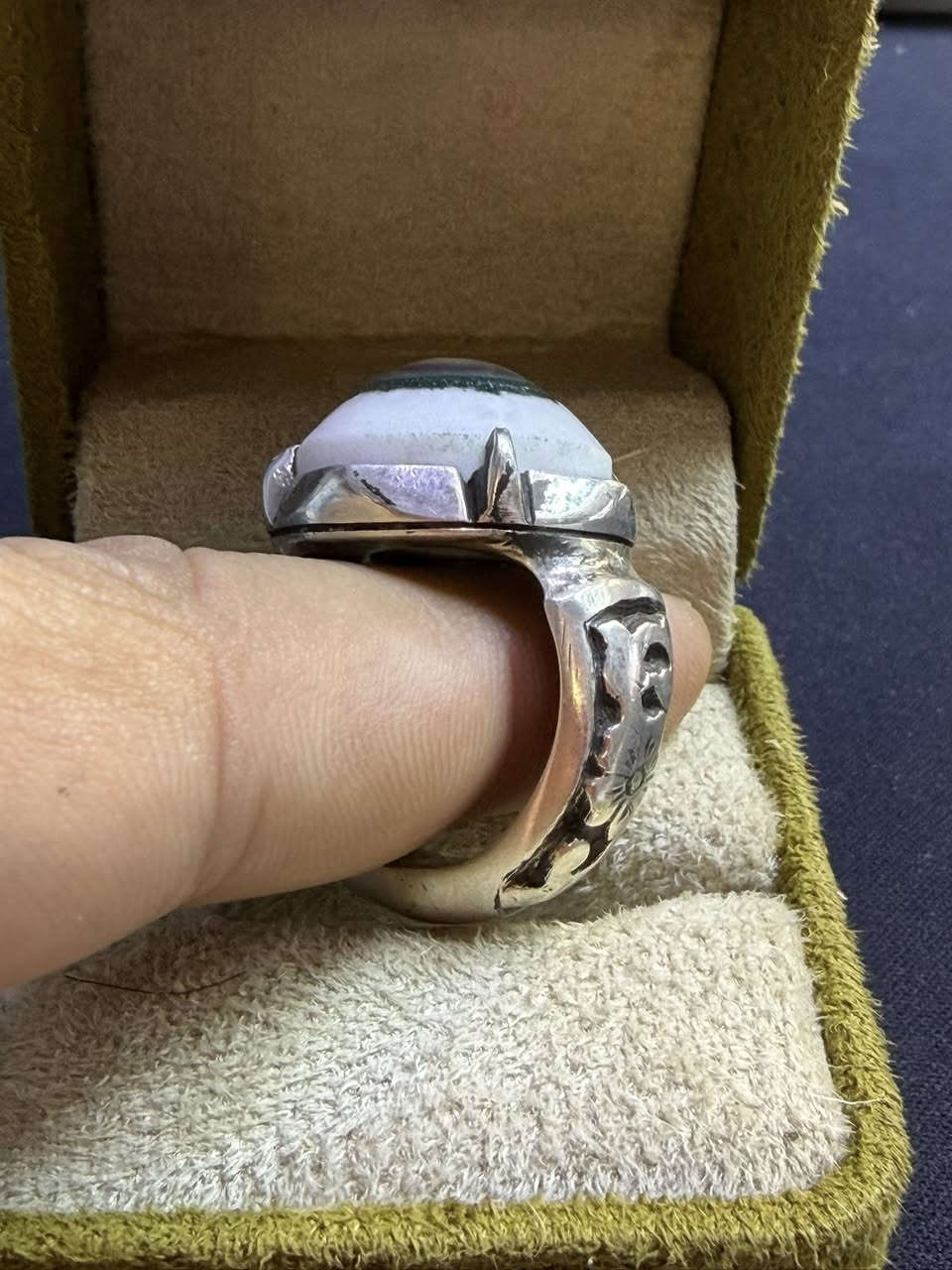 خاتم جزع  يماني بقري عين صريحة مصور داخلها صياغة يدوية عراقية ثقيلة


**إذا كنت صاحب هذا الإعلان وتريد حذفه لأي سبب، رجاءا أرسل رسالة إلى الدعم الفني**