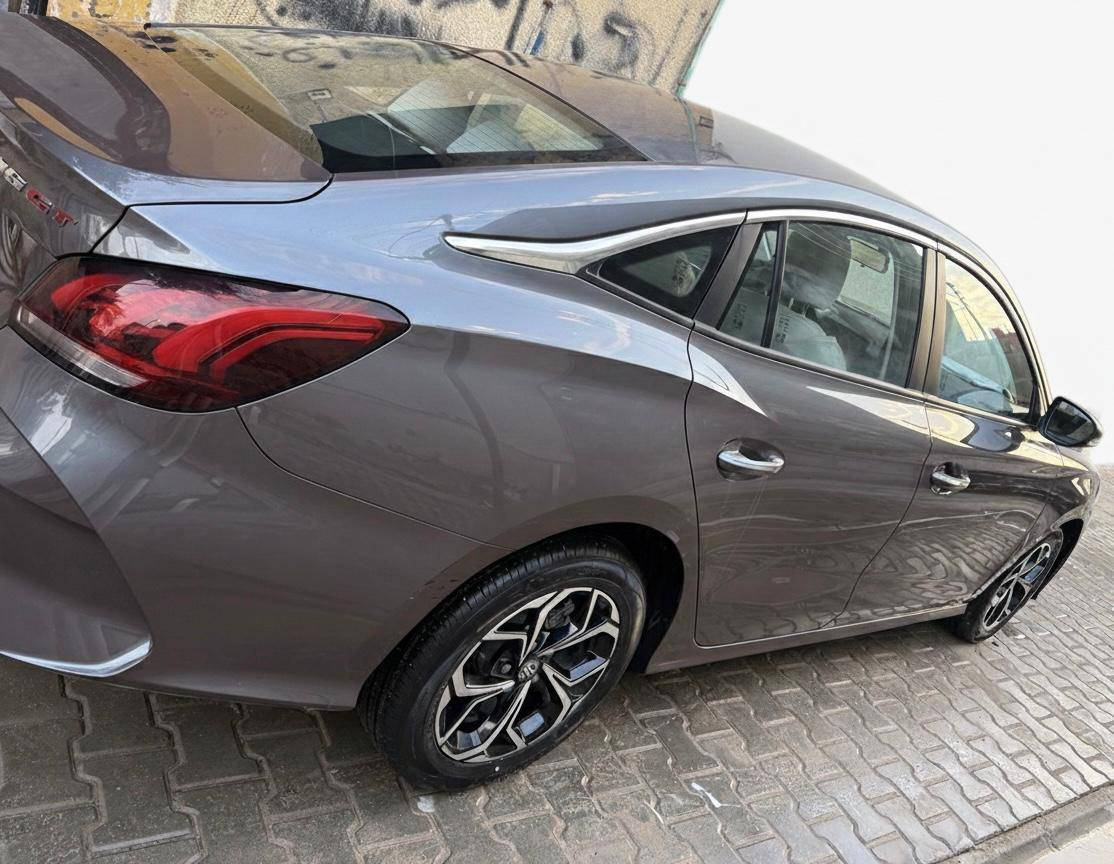 سيارة MG بعدها جديد فول 
ماشية فقط 11 الف 
مديل 2025 السعر 135 ورقة وبيها مجال كلش قليل لتواصل *********** البصرة, العراق
