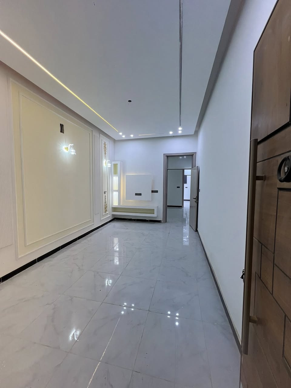 بسم الله ماشاءالله : ع شغل  تمتع بأفضل وسائل الراحة في عقاراتنا الفاخرة!"
🔹بيت مساحة 100م-  واجهة 6،250 -نزال 16 

▪️فول مواصفات  
البيت يحتوى على( 4 غرف نوم مع 2حمامات)

 *الطابق الاول يحتوي على استقبال ومطبخ وصالة كبيرة وغرفة نوم مع حمام ملكي مع منور

*الطابق الثاني3غرف نوم مع حمام

*الطابق الثالث  بيتونه كبيرة .

المواصفات //

رفت 40مع بتلو 10 يعني صار 50 والصور كلها موجودة من بداية البناء اما السبتتنك تجي وتشوف بعينك ع شرط غرفة نوم مسويها

ارضية كلها 60×60وتطبيك الارضية فرش حصو مع بسيس بالاضافة الى مادة

المطبخ والحمامات والحولي كلها تطبيك الواح وليس سيراميك

بورد نظام كامرات وانترنت مخفي

ابواب تركي اصلي ضمان مع ابواب حمامات المنيوم

مغاسل تعليك مع غربية تعليك نوع توته

حمامات الواح مع خلاطات تركي اصلي

البيت جبسن بورد مع انارات بروفايل وانارة مخفية

بوكسات خارجية للغاز والماطور مع تانكيات عدد 1 الف لتر

🔹نوع العقار طابو زراعي سند٢٥
🔸الدورة -البوعيثة -العدل الأول 
🔻البيت باسمي مباشر بدون دلالية 
للاستفسار ***********
