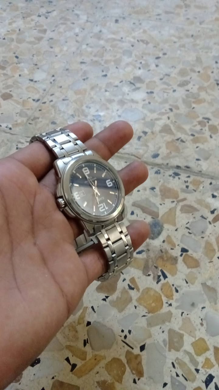 سلام عليكم
هذه ساعة من شركة Casio بتصميم كلاسيكي معدني، من موديلات MTP-1314D 

نوع الساعة: أنالوج (بعقارب)
السوار: ستانلس ستيل معدني
لون المينا: أسود

تعرض تاريخ اليوم 
مقاومة للماء 

الحركة: Quartz 
الأرقام الكبيرة: 12 و6 و9 لتسهيل قراءة الوقت
القفل: قفل معدني قابل للطي
الحجم التقريبي: بين 42–45 مم

تحتوي على زجاج معدني مقاوم للخدش الخفيف
دقة تقريبية ±20 ثانية بالشهر
عمر بطارية عدة سنوات 
للاستفسار تواصل خاص واتساب /***********
