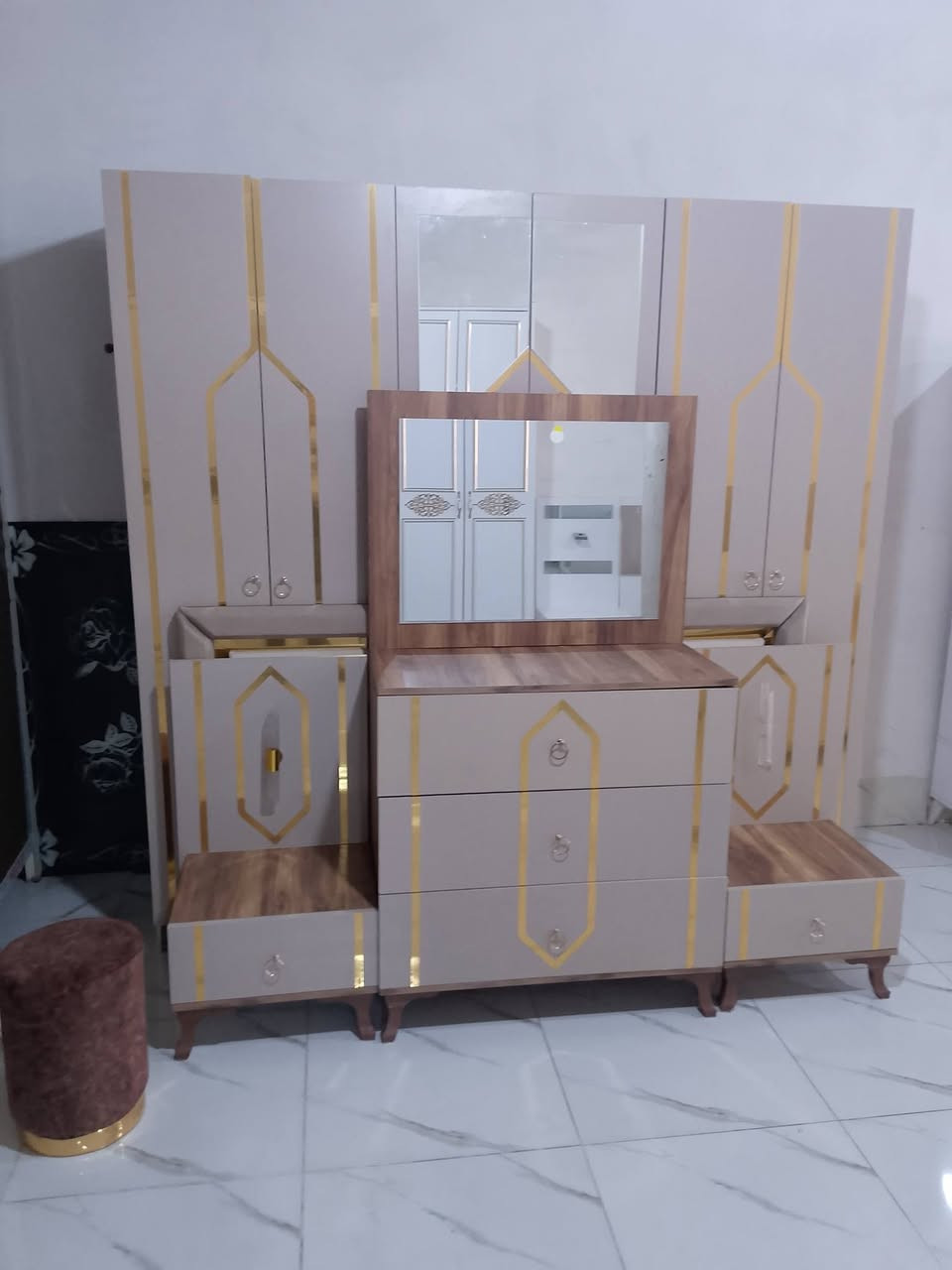 للبيع غرفه نوم تركي 6قطع مستعمل شهرين للاستفسار ***********
