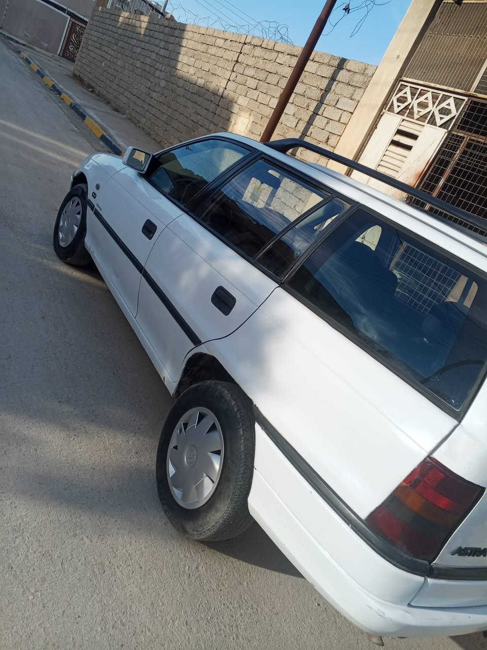 أسترا للبيع موديل 1993حجم 16كابون بنزين موجود صاحب الشرعي اني تريد تحويل او وكالة
بيها صبغ ثلاث قطع سعره 55 بي مجال قليل 
رقم الهاتف ***********
