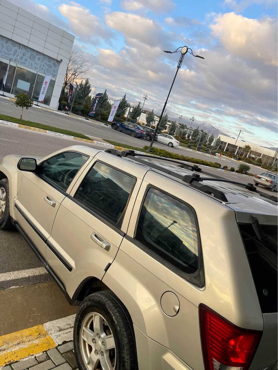 Jeep Grand Cherokee Laredo 2007
بێ بۆیاخ بێ لێدراو
٦ بستۆن
گێڕ ئۆتۆماتیک و عادی
تحدید سورعە
‏ABS
دەبڵ ئەکسل 4x4
شەش موکەبەرەی BOSTON 
توڵی سەقف 
بلاجیکتۆر
تەبرید مەرکەزی
تراکشن کۆنترۆل
چوار جام کارەبا
حاسە
کوشن کارەبا
ئاوێنە کارەبا-هیتەر-دژە فول
بێ بۆیاخ دەعم و لێدراو  دەعامی بۆ دەعامی بەشەرت
گێڕو مەکینەو دەبڵ ئەکسل کارەباییاتی کامل بەشەرت ڕۆنی مەکینە تازەو چوار تایەی لۆکی لەژێرە سەیارەکە پاک ماوەتەوە بێ تەقەو ڕەقە بێ مەسرەف  هەموو گیانی بەشەرتە یەک دەستە  کاڵبونەوەو بۆیاخ تەقیوی نییە
98گەڵا
***********
*********** السليمانية, العراق
