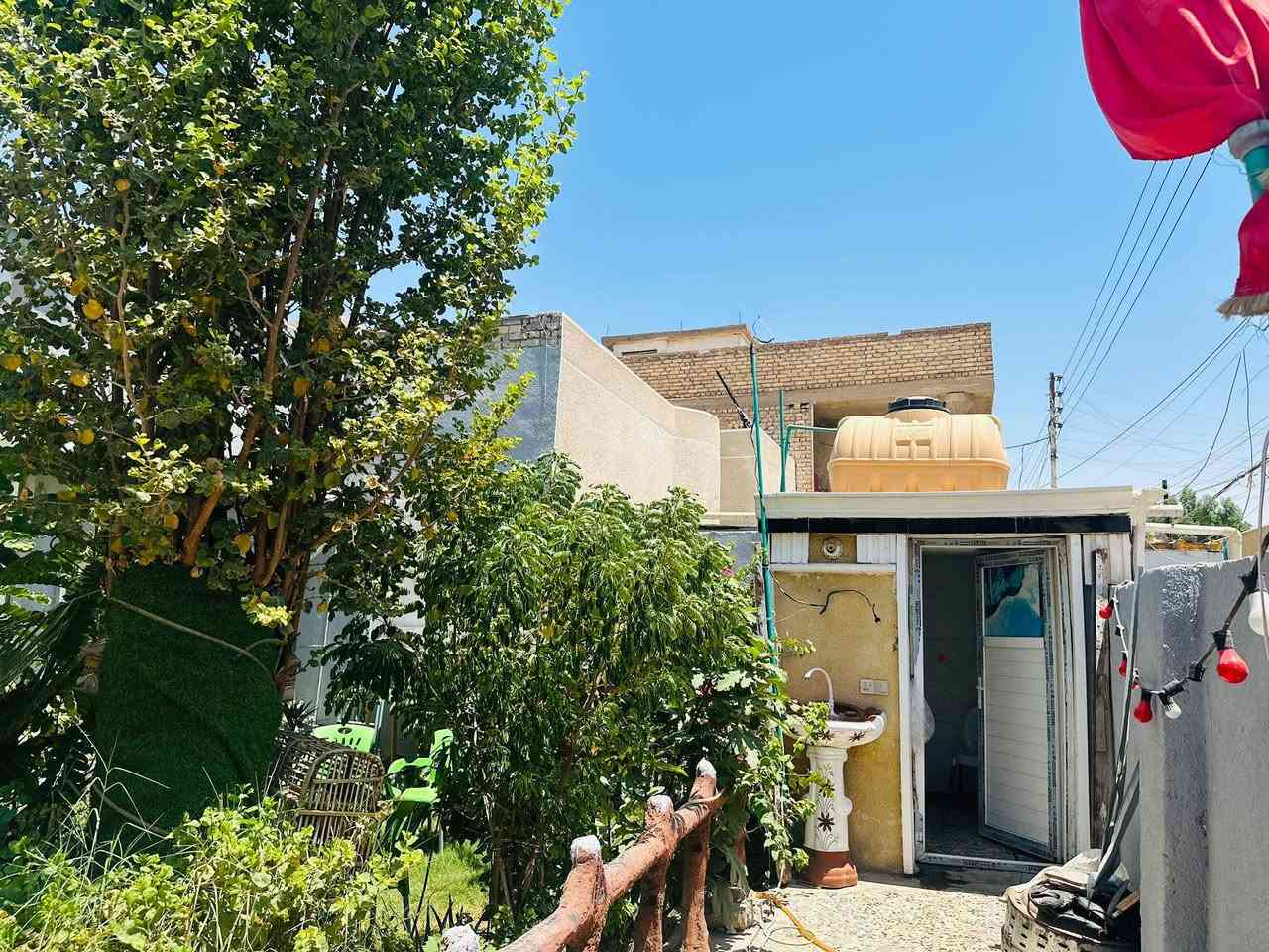 السلام عليكم ورحمه الله وبركاته من رخصت أبو الكروب المحترم عندي بيت   للبيع طابو صرف مساحه 200 متر   بغداد  الحسينية منطقة 4 تالاف قرب جامع نبي الله اسماعيل وقرب مدرسه الخنساء خدمات كاملة  السعر 110 وبي مجال يتكون البيت اثنين  غرفة نوم واستقبال وهول وحولي  + الصحيات وكراج وحديقة كبيرة رقمي ***********
