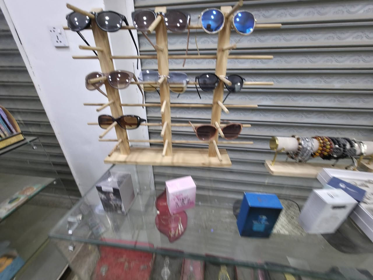 السلام عليكم
هاي تصفية مكتبة بأسعار الجملة واقل 
تجي ايشي تاخذه اشوفك الوصل مالته والسعر عالجملة
بالاضافة الى ٦ رفوف حديد مرتبات
و٣ فاترينات جام
الغراض ما صارلهن هواي
صارلهن شهرين وبس
والفاترينات والرفوف بيهن وصلهن وابيعهن بسعر اقل من سعرهن ب٣٠ لكل رف او فاترينة
الي يحب يجي يزور المحل ويشوف هو شنو محتاج من الغراض وياخذ وتشلع عيني
بالاضافة الى مكتب وكرسي وهم بيهن وصل ونضيفات وكل وحدة من سعرها يطير ٢٥ و٣٥
وكل الصور موجودات ومستعجل عليهن
بغداد الامين الثانية قرب تقاطع الزهور
***********
