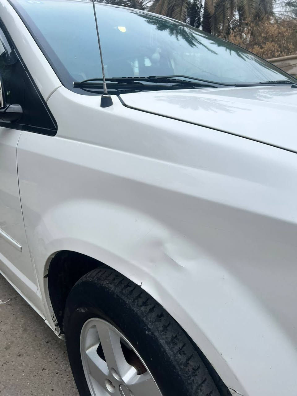 السلام عليكم 
سياره دوج كرفان 
وارد امريكي 
موديل 2012
ماشيه 117ميل
لون السياره ابيض 
ثلاث قطع تبريد 
السياره كهربائيه(البوب والصندوق كهرباء)
شاشه كار بلي 
شاشه خلفيه 
داش كام امامي خلفي 
ويل 16
تحكم ستيرن جهتين
المكينه والگير مكفولات
السياره جاهزه مجهزه تاخذها تترحملي 
بيها حادث ابغداد جاملغ عكس السايق دعمني ابو دلفري 
الحمدلله 
سعرها 140$
للاستفسار الاتصال على الارقام التاليه
*********** فقط مكالمه
*********** فقط واتساب
