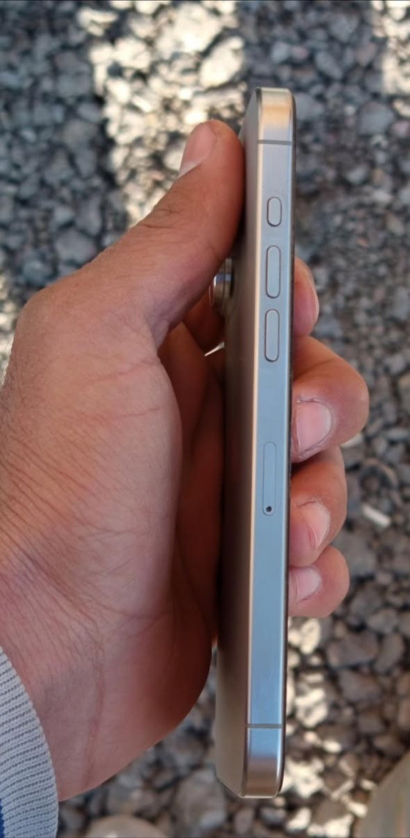 السلام عليكم ايفون 15 برو ماكس 
اللون تيتانيوم 
بطاريه 90 
الذاكره 256
شريحه وحده
كيبل بلادي الأصلي وياه + باكيته الأصلي
جهاز اخو الجديد نضيف جداً 
السعر مليون و 100 بي مجال بسيط 
عنواني البصرة الحيانية رقمي (***********)
