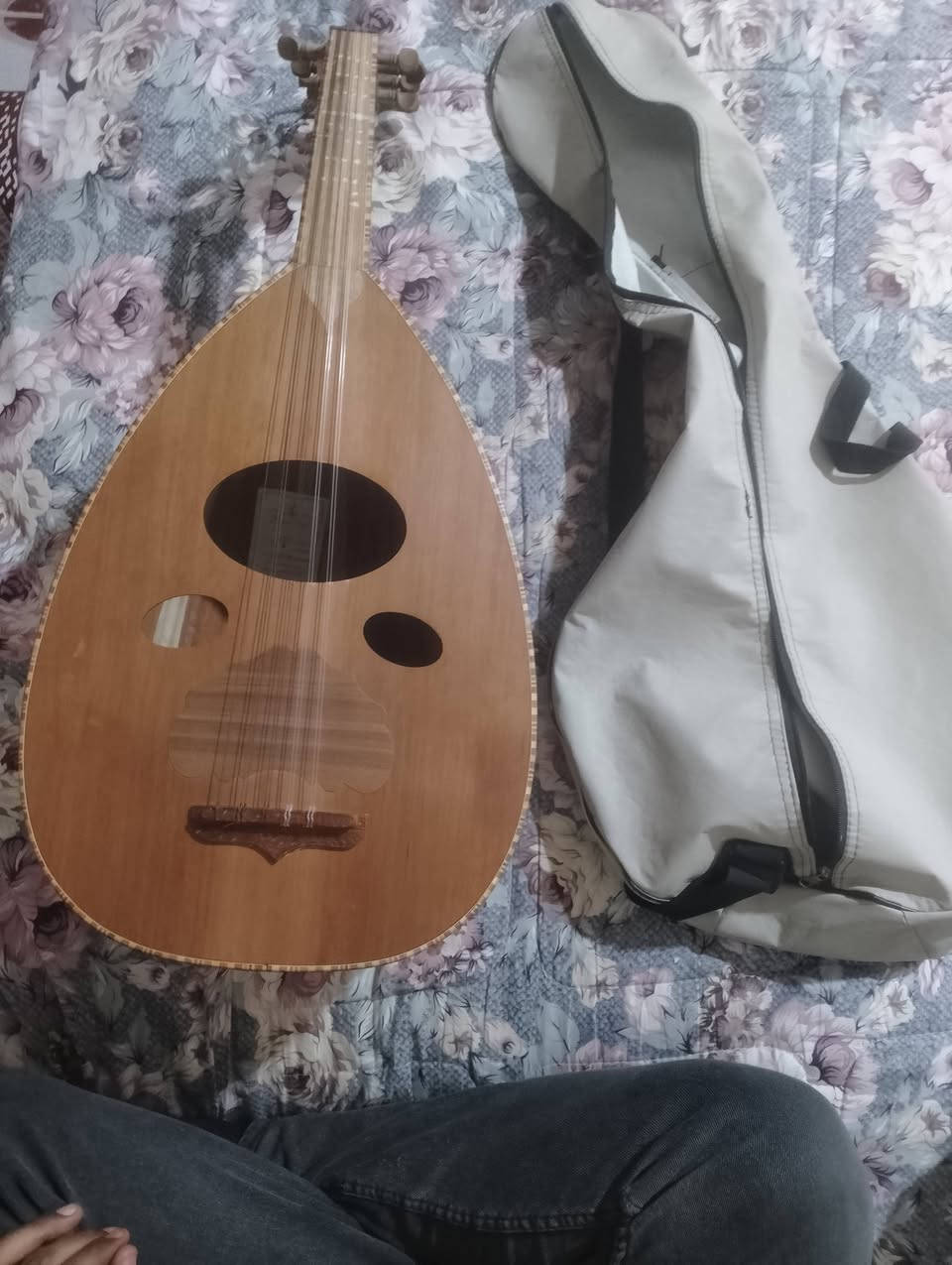 عود زرياب للبيع مع حقيبه وريشه كامل العنوان البصرة فقط لا يوجد توصيل العود جديد السعر 150 الف  الاتصال على رقم ***********
