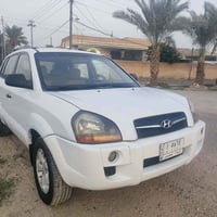 توسان للبيع او مراوس موديل 2009 بيها بس صبغ بنيد وجاملغ العبري الامامي...