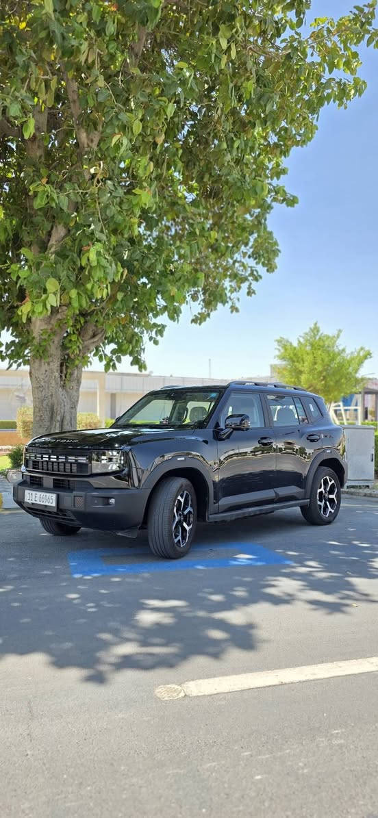 جيتور بلكن هايبرد  2026 جیتور T1 1.5T PHEV لكجري (بلك-ان هايبرد🔋)

الموديل: 2026 (خليجي)
العداد: 7700 

المحرك: المحرك: 1.5 لتر توربو 4 أسطوانات حقن مباشر + محرك كهربائي القوة الاجمالية 340 حصان
عزم الدوران (نيوتن-م): 530
ناقل الحركة: أوتوماتيكي مخصص لنظام الهايبرد 1DHT
نظام الدفع: دفع امامي
سعة البطارية كيلووات/س: 26.7
 استهلاك الوقود: المدى بشحنة كهربائية وتعبئة وقود كاملة يصل إلى 1000 كم (WLTC)
استهلاك الوقود: 5.2 لتر لكل 100 كم

الضمان الأساسي: 6 سنوات وعداد كيلومتر مفتوح
ضمان المحرك: 10 سنوات او 1،000،000 كم ( أيهما اولاً / للمالك الأول )
ضمان البطارية : 8 سنوات او 150,000 كم ( ايهما اولاً
المواصفات
*بانوراما 1.1م
*إطارات 19 إنچ
*صندوق كهربائي 
*رادار تفاعلي
*قيادة شبه الذاتية
*مانع تصادم امامي
*تحذير من الاصطدام الامامي والخلفي
*كاميرات محيطية 540 درجة
*حساسات أمامية وخلفية
*نقطة العمياء 
*تحذير مغادرة المسار
*مساعدة للبقاء في المسار
*انماط قيادة متعددة (تشمل قيادة هايبرد او كهربائية بالكامل)
*شاشة التحكم 15.6 إنچ
*شاشة القيادة 10.25 إنچ
*نظام صوتي متطور 9 سماعات من Sony
*أبل كاربلاي وأندرويد أوتو لاسلكي
*نظام اوامر وتحكم صوتي
*مقصورة الركاب من الجلد الفاخر 
*مقاعد السائق والراكب كهربائي ومبرد
*مقعد السائق ذاكرة
*مقعد الراكب مزود بمسند كهربائي للأرجل 
*إنارة ترحيبية مع إنارة محيطية متعددة الالوان 
*مصابيح أمامية وخلفية أوتوماتيكية LED 
*التكييف التلقائي مع الضوء القريب والبعيد
*نظام تقليل الضجيج النشط مع زجاج مزدوج
*المرايا الجانبية قابلة للطي كهربائياً ومدفأة
*دخول ذكي وتشغيل عن بعد
*خاصية إغلاق نوافذ وفتحة السقف عن بعد
*شاحن هاتف لاسلكي سريع
*مسند الذراع الوسطي مع ثلاجة
*ماسحات مع حساس للمطر 
سعرها 38.500 مليون
السياره بيها طخه بالدعاميه الخلفيه وعفتها ع حطتها مصلحتها وموضحه بالصور 
مكاني بغداد حي الاعلام
وهذا رقمي مهندس مصطفى
***********
