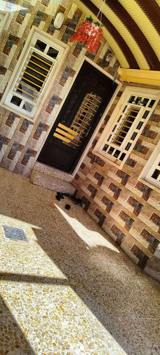 بيت للبيع في باب الحارة
المساحة ١٤٠ متر طابق ونصف 
الطابق الاول غرفتين نوم وهول ومطبخ واستقبال ومشتملات داخلي وخارجي الطابق الثاني غرفتين  كبيرة مع سويت ومخزن  البيت بناء حديث البيت ملك صرف
للستفسار الاتصال على الرقم 
***********
