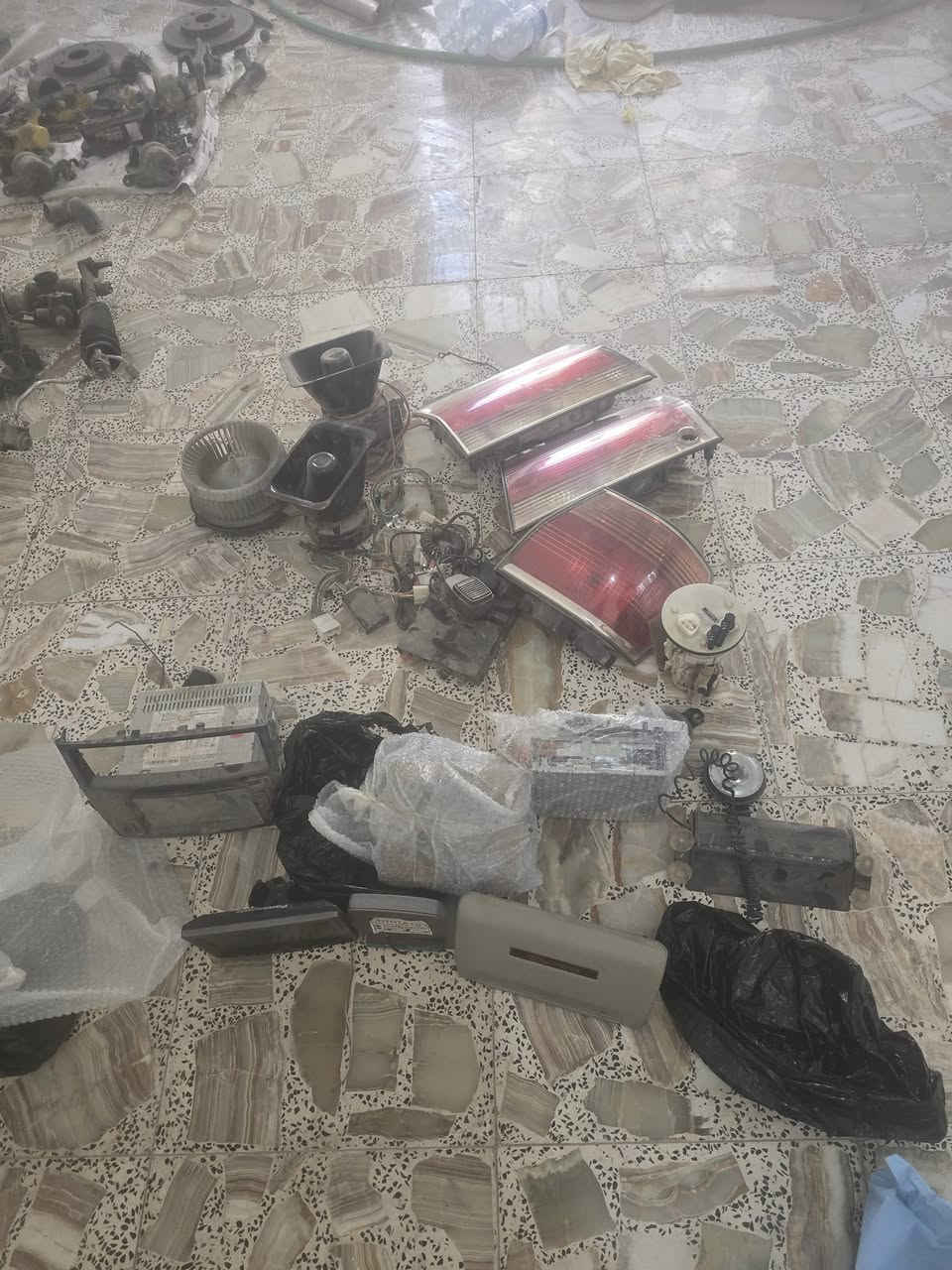 السلام عليكم اخوان غراض مال ملكه كله شغال الله شاهد فتح من السياره مسطره ديفور الجبير هيه والمجاول كامله ومشطه اباطشي رقم الهاتف *********** قيم وخذ وبيك خير ودلل وتساب موجود
