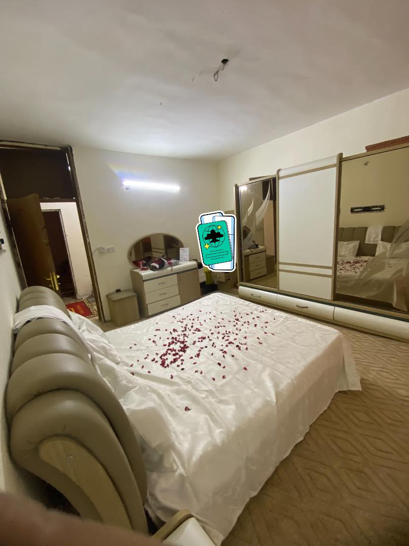 سلام عليكم غرفه اخشاب 8قطع نضافه ٨٠٪؜للبيع اتصال ***********واتساب السعر 750قفل غرفه من نوع خشب قوي وثكيل
