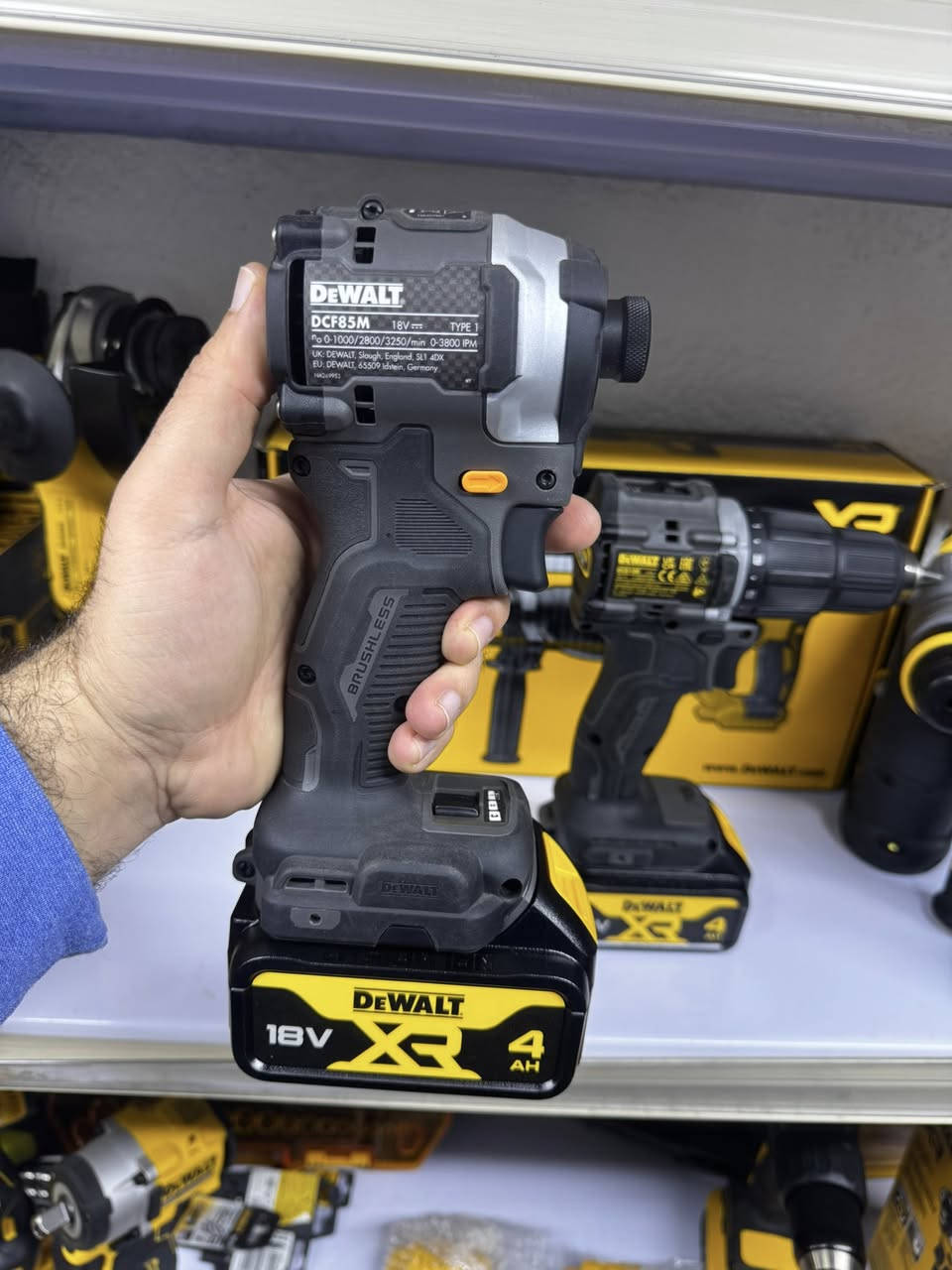 سلام عليكم اخوان 
متوفر اصدار خاص  اصلي كامل وفارغ 
توصيل متوفر 
*********** واتساب
