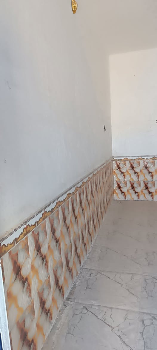 السلام عليكم 
معروض للبيع نصف أمامي 
(٥×٢٠) (١٠٠) م بناء نظيف جدا 
طابوق عكاده طابق واحد فارغ حالياً 
في منطقه الفداء يقع على شارع/٦٠ مجاور منزل الشيخ سجاد الأسدي 
يحتوي على 
استقبال وصاله وغرفه ومطبخ وصحيات 
السعر (٨٥) مليون 
للاستفسار الاتصال واتساب 
***********
مكتب المدار الذهبي للعقار
