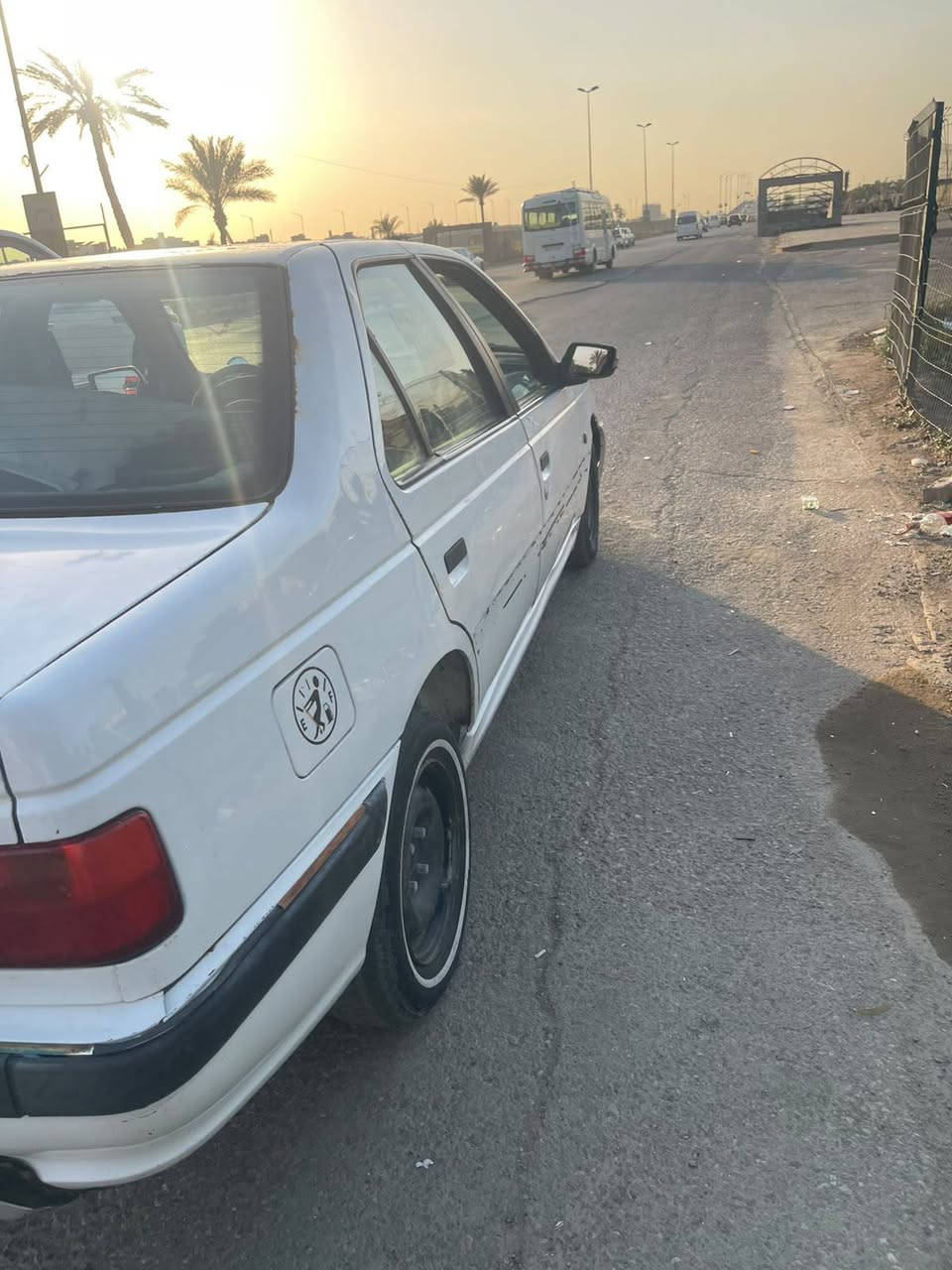 بيجو -405،موديل 12 مكينة مجفتها عام قبل شهرين كلج جديد صدر خلفي جديد امام نص عمر نواقص بيها بصيطة من ضمن الغاز تبريد مكاني شعب  سعر 35 وبيها مجال هاذا رقم راعيها  7772233167 اني مكلف بنشر
