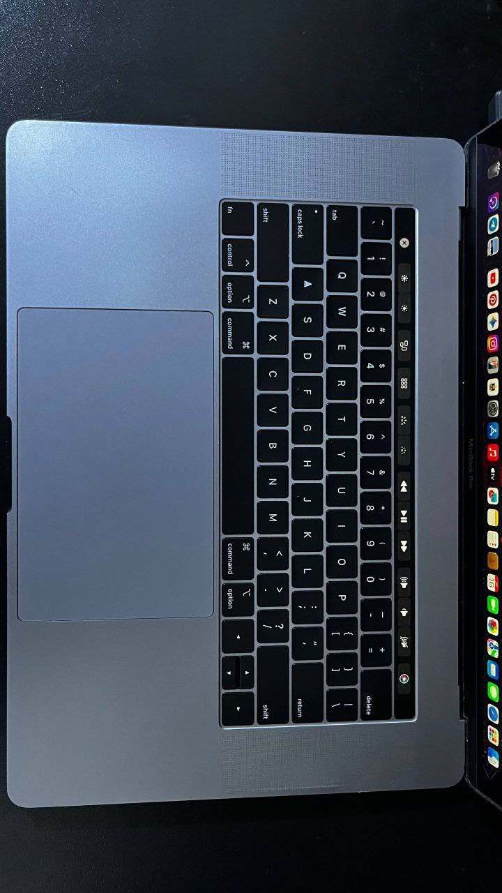 MacBook Pro 2018 – 15 إنج
 • شاشة Retina 15.4 إنج بدقة 2880×1800
 • معالج Intel Core i7 سداسي النواة
 • كرت شاشة Intel UHD 630 + Radeon Pro
 • رام 16GB DDR4
 • تخزين SSD سريع (256GB /)
 • Touch Bar + بصمة Touch ID
 • 4 منافذ Thunderbolt 3 (USB-C)
 • بطارية تدوم حتى 10 ساعات
 • وزن 1.83 كغم

جهاز قوي مناسب للتصميم، البرمجة والمونتاج.
للاتصال و الاستفسار : مراسلة هاذه الصفحه او واتساب 
***********
