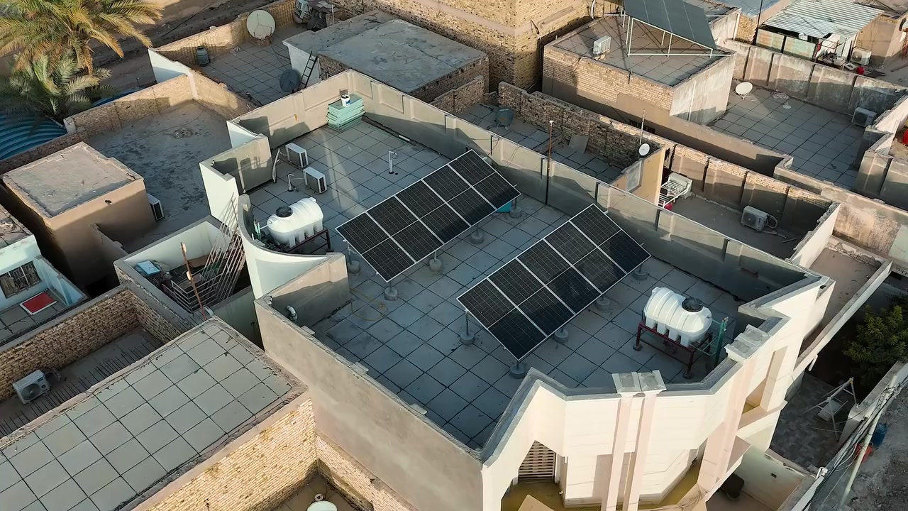 #بالفيديو ؛ اطلّع على احد مشاريع شركة الامـان العالي في أنظمة الطاقة الشمسية المنزلية فئة 6KW.

🟩 منتجات ذات كفاءة عالية، ضمان حقيقي بالمنظومة، تصميم، تنصيب وتركيب احترافي، هياكل حديدية وقواعد كونكريتية لعمر طويل وباقة خدمات غير محدودة أثناء وما بعد البيع.

🟩 في هذا المشروع قام فريقنا بتجهيز وتنصيب منظومة طاقة شمسية لمنزل في مركز مدينة الديوانية بقدرة 6KW لتلبية احتياجات المنزل من الطاقة النظيفة طوال اليوم؛ و تضمنت :
🔰الواح شمسية عدد 10
🔰انفيرتر ذكي من براند ايكوشيلد الفنلندية
🔰بطارية ليثيوم 15KW براند ايكوشيلد الفنلندية
🔰هيكل حديدي مغلون وقواعد كونكريتية
🔰أسلاك الربط واجهزة التحكم والحماية الكهربائية

🟥 للمزيد او الحجز او الاستشارة راسلنا؛ او اتصل الآن:
*********** - ***********

الامـان العالي
جودة - ابتكار - ضمان
