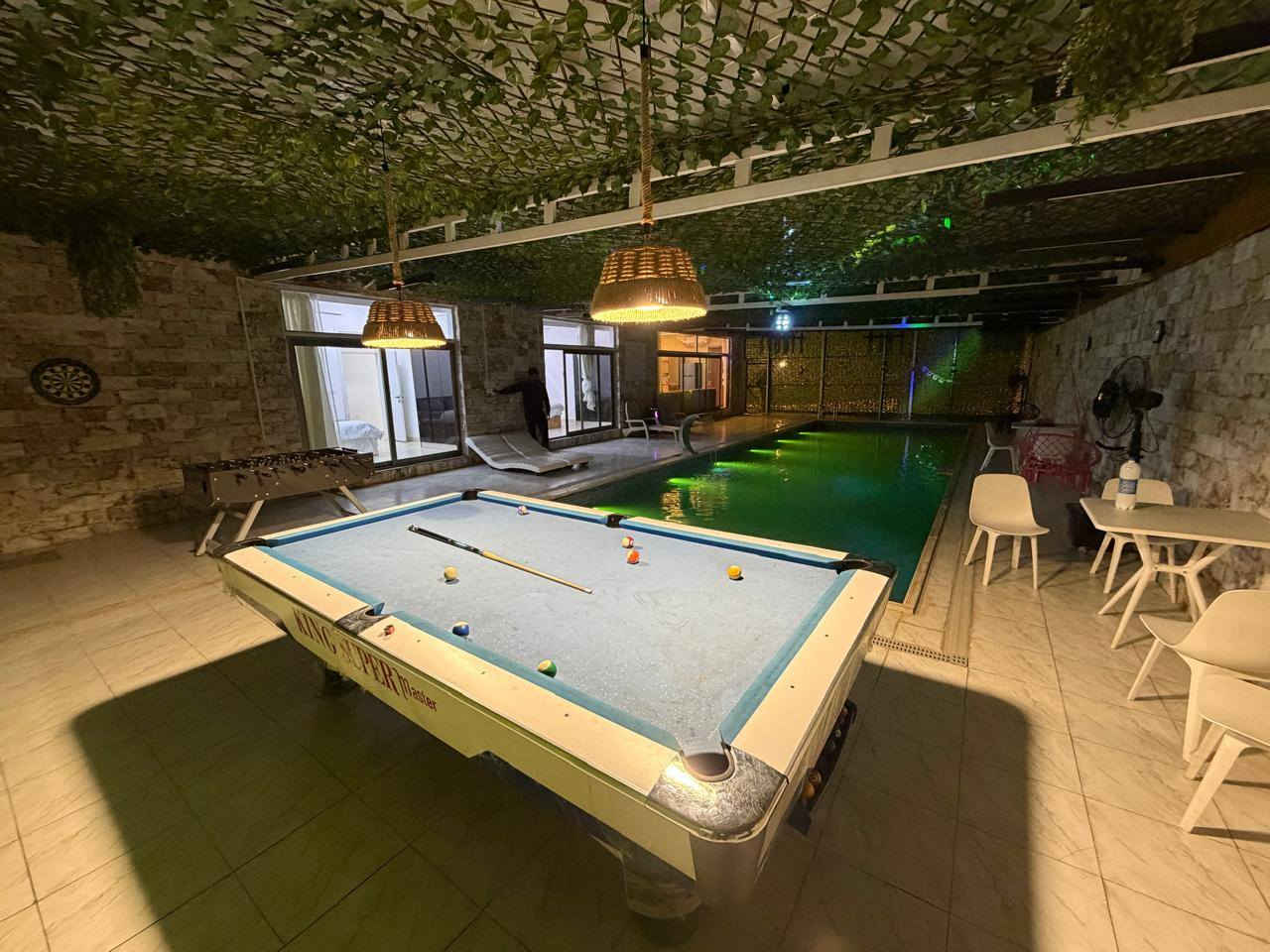 سلام عليكم يتوفر حجوزات في مزرعه نونه ومزرعه بطه كامله الخدمات مسبح مغلق بعرض ٥ ونزال ١٥ ودافي متوفر كافت وسائل العاب الكبار والصغار للاستفسار ***********
