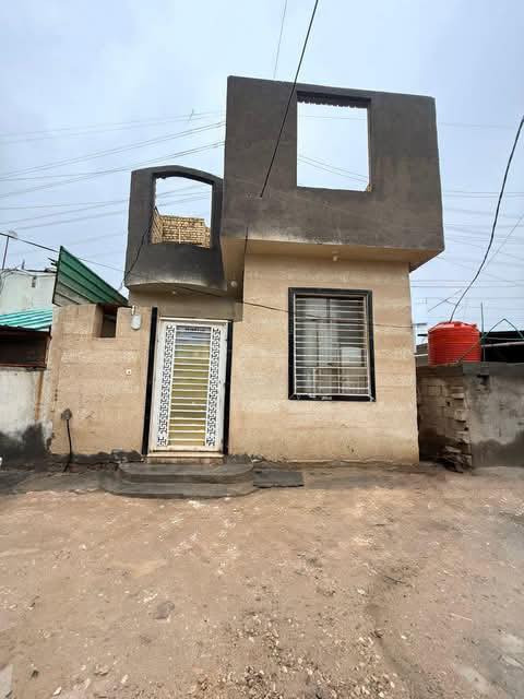 بسم الله الرحمن الرحيم
اللهم صل على محمد وال محمد

بيت للبيع المساحه 100 متر 
سنة البناء 2021
البيت طابق ونص يتكون  
الطابق الأول من غرفه وصاله 
واستقبال ومطبخ  
وصحيات  ومنور داخلي  
العنوان حي النفط (أم الذهب) 
شارع الطاقة أو المشتل 
السعر65 وبي مجال بسيط
فعلى الراغب بالشراء
مراجعة مكتب سيد ناجح الحافظ
***********
***********
