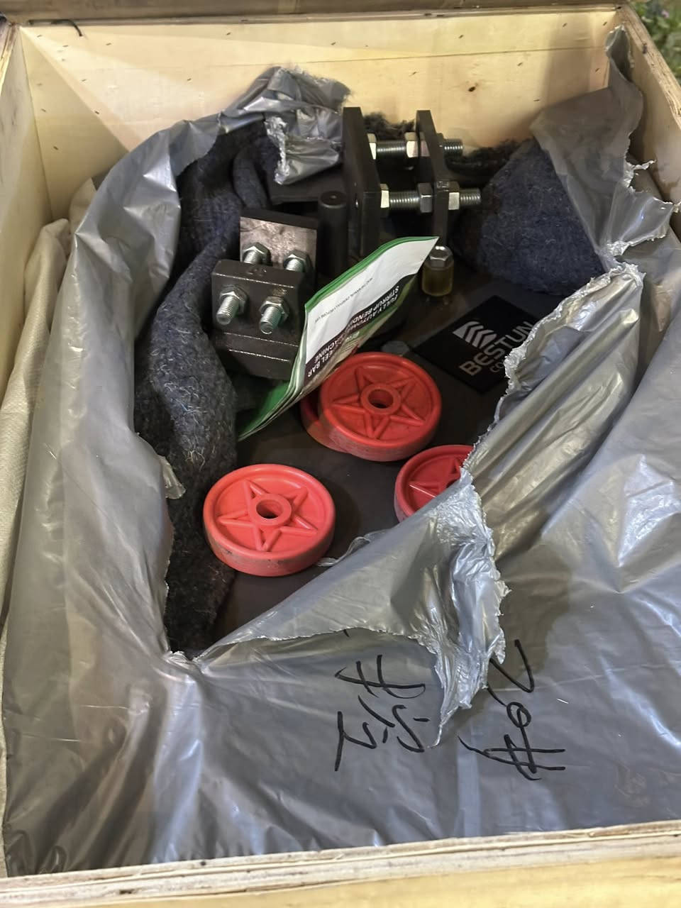 معواجه شيش للبيع بعدهي ما طالعه من الصندوك السعر10$ الموقع بغداد***********
