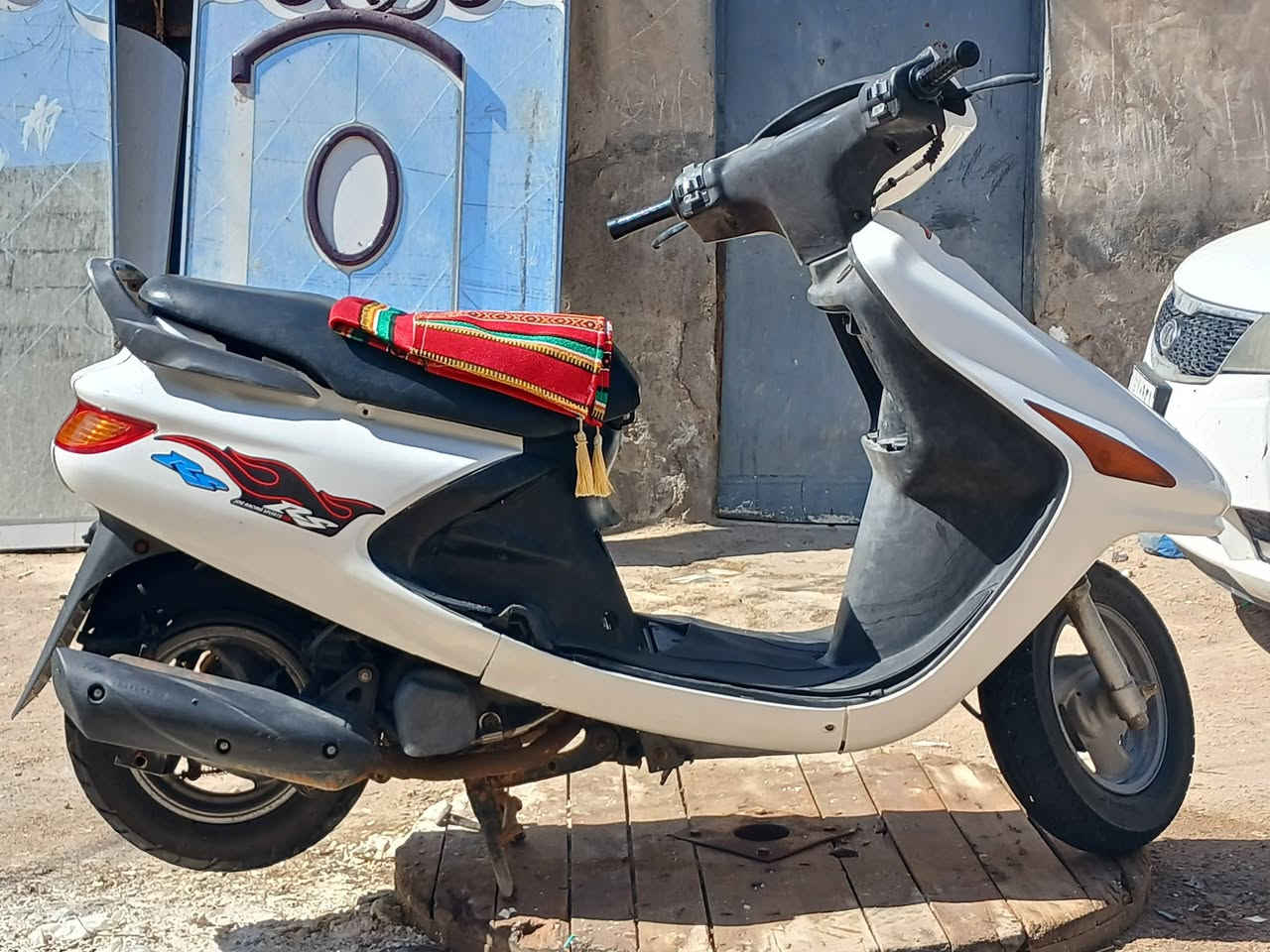 سلام عليكم دراجه فراشه مكينه مامفتوحه نكره سلف وهندر لايت زنون اشاير دراجه رمبه تخم تاير جديد تجي وشوف بعينك سعر 550بيه مجال قليل مكاني بصره جزيره رقم***********
