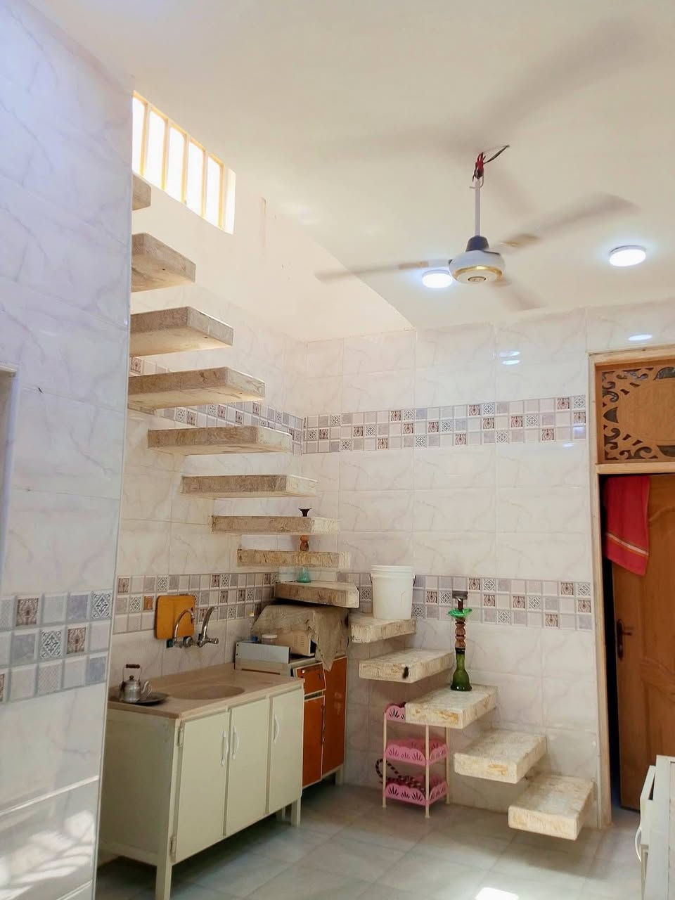 سلام عليكم البيع بيت جديد بناء صار7 اشهر من باني جديد بلورديه وره معمل ابو كيره مباشر قريب عل شارع ريسى طابو زراعي سند 25  مساحه 100ال  يحتوي البيت على غرفه ومطبخ وهوال وستقبال وحام دخلي وصحيات خارجيه سعر 47وبي مجال ***********مستعجل ع بيع
