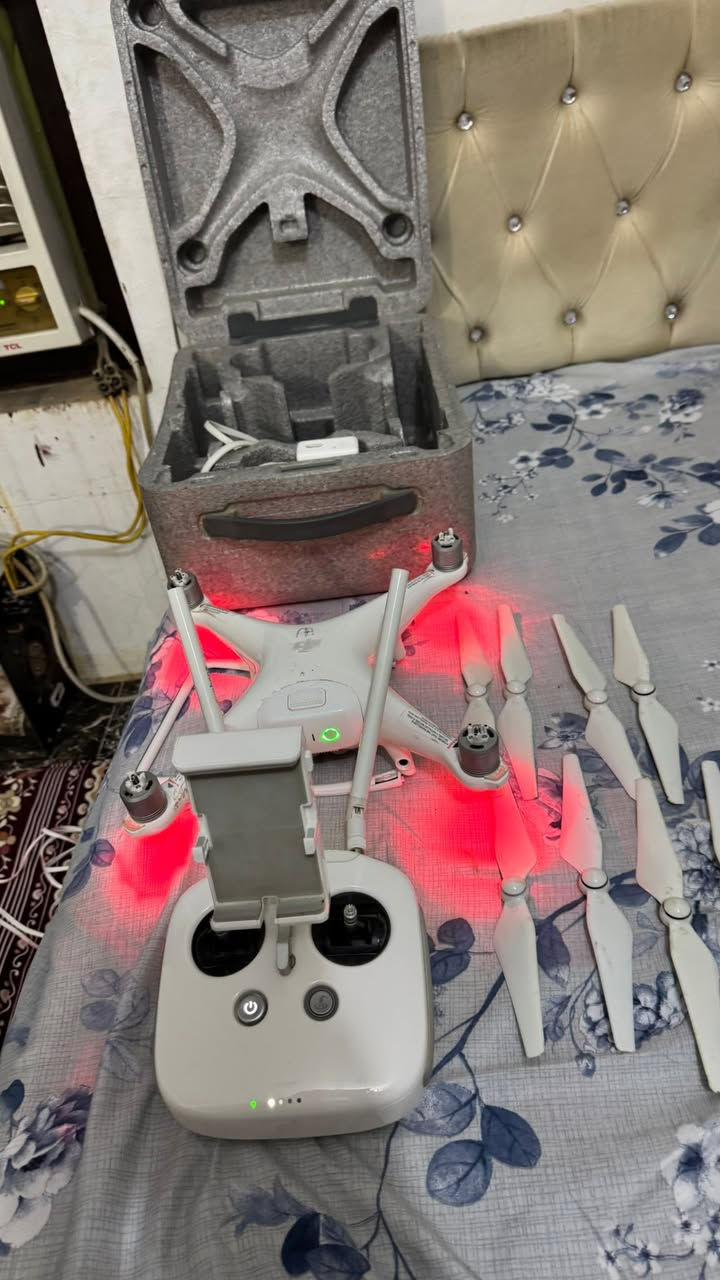 السلام عليكم 

درون dji PHANTOM 4Pro تعرضت لحادث ومثل مموضح بالصورة الكمبل مالتها والذرعان اما هية شغالة وكامل ملحقاتها الباقية ومقطع لطيرانها هم موجود، مكاني ديالى وين ماتريد اكدر ادزلكياهة سعر خاص او على *********** 
وبالتوفيق للجميع ❤️
