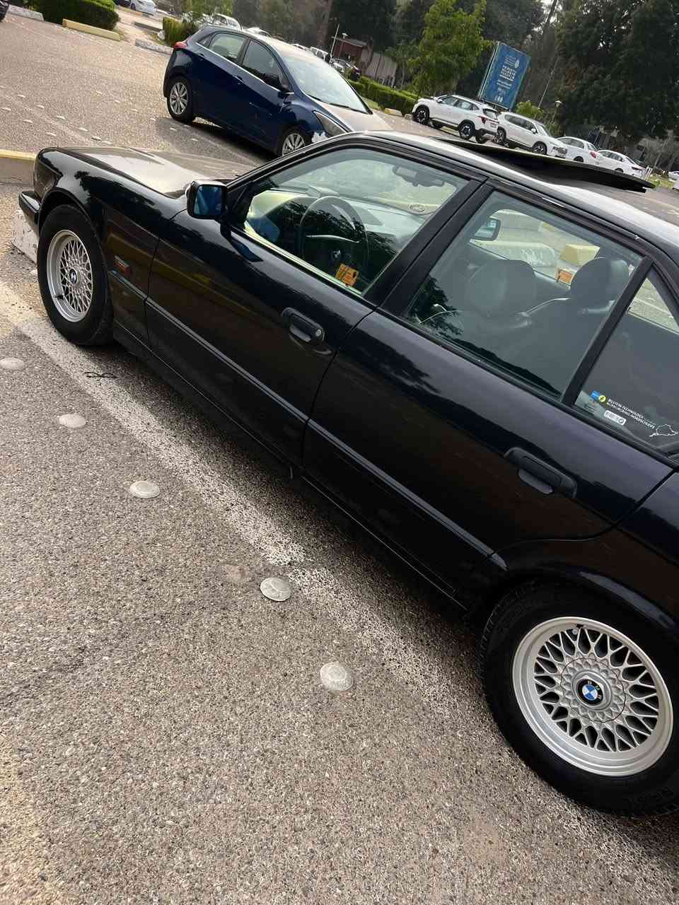 525 اصل
1993 اصل مكفوله من الحادث كفاله عامه عدا صبغ جماليه 
سلايد 
تبريد شغال ثلج 
صيدليه وكتلوكات الشركه 
ويل خليه 
السعر خاص 
***********
