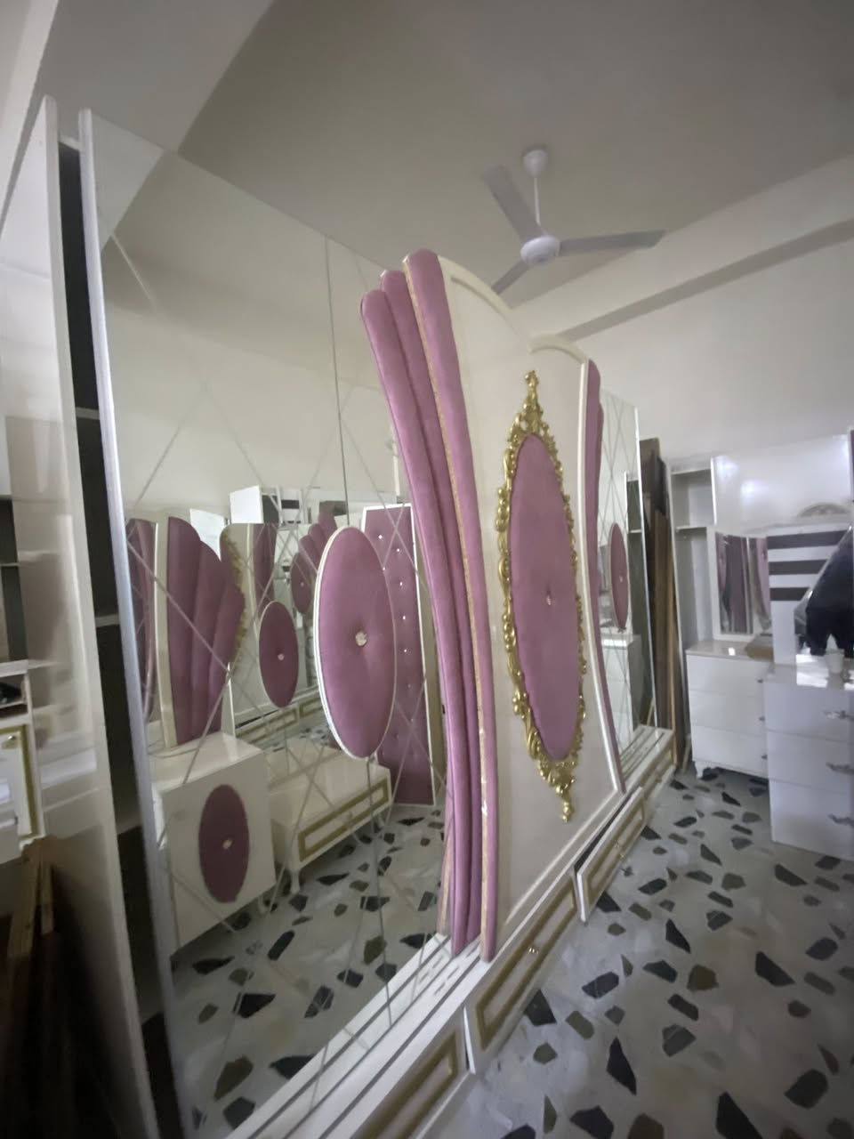 السلام عليكم غرف نوم كامله بسعر مناسب وغراض مستخدمه الرقم ***********المكان تكريت حي العصري نهايت شارع البلديه يم أسواق البركه كلمن وسعره يوجد خدمت توصيل
