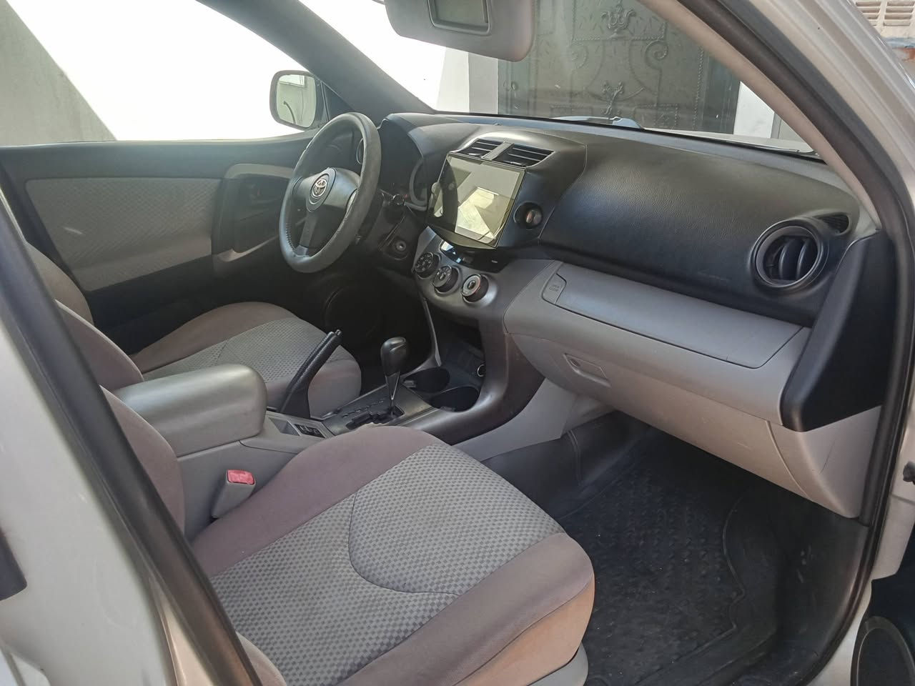 سلام عليكم للبيع را فور 4x4 موديل 2007 بدون صبغ بدون حادث سيارة على وضع شركه هزا سنوي رقم كلا جديد بسمي تخم تيرات مشلن تبريد ثلج سعر 105للاستفسار اتصل على رقم ***********
