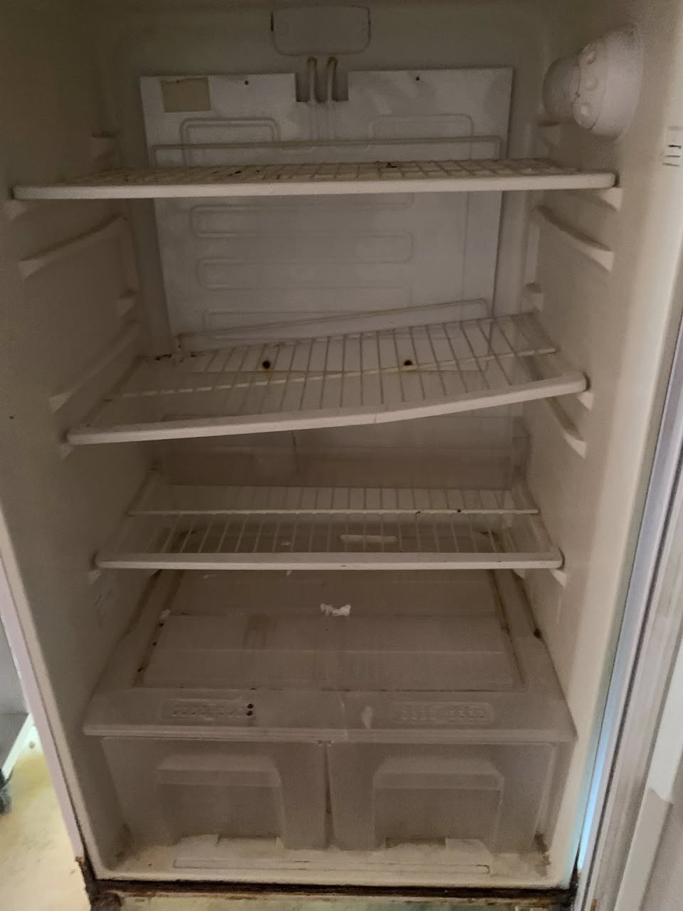 ثلجه البيع نضيفه شغاله
اي نقص مابيهه هاذه رقمي ***********
