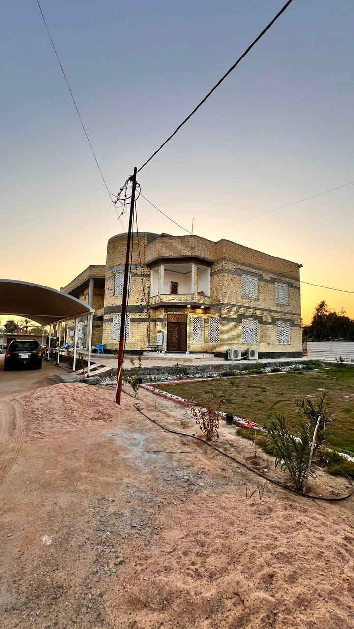 دونم مع بيتين في التنومه نهر حسن شارع الدواجن 
يحتوي البيت الاول (الكبير)
بناء طابوق الطيب درجه اولى والكونكريت تسليح حديد اوكراني 
الطابق الارضي  
١-مساحه البناء ٢٠٠م 
٢-ديوان ١٠*٥ مع جبس بورد 
٣-هول ٦*٧مع جبس بورد 
٤-مطبخ ٥*٦ مع جبس بورد 
٥-غرفه نوم سويت ٥*٥
٦-غرفه نوم ٥*٤
٧-درج مجنح (ملكي)
٨-حمام 
الطابق الاول 
جميع الغرف مع الصاله والبيتونه جبس بورد 
١-غرفه نوم سويت ٩،٢٥*٤،٥ عدد ٢
٢-غرفه نوم ٤،٥*٤،٥
٣-غرفه نوم ٥*٤ عدد ٢
٤-هول ٦*٧
٥-درج دائري 
٦-يفصل اليبتين منور ١،٥*٤
٧-حمام 
يحتوي البيت الثاني 
١-مساحه البناء ١٧٠م
٢-استقبال ٤*٥
٢-هول ٤*٥
٣-غرفه نوم سويت ٩*٥
٤-موزع مع مطبخ داخل الموزع 
٥- درج دائري 
٦- بيتونه+مخزن +سطح مفصول عن البيت الكبير 
٧-حمام 
الحديقه  مساحه الحديقه ٢١٠٠م 
١-نخل برحي عدد ٢
٢-نخل بريم عدد ٢
٣-نخل خصب عدد٢
٤-نخل خضراوي عدد ١ 
٥-سدر (نبگ) عدد ٤ 
٦-مخزن ٤*٦
٧-مجموعه صحيه خارجيه حمام + تواليت 
٨- سقيفه كي سبان 
٩-سقيفة سطح البيت
 السعر ٦٥٠ وبي مجال

استفسار واتساب :***********
