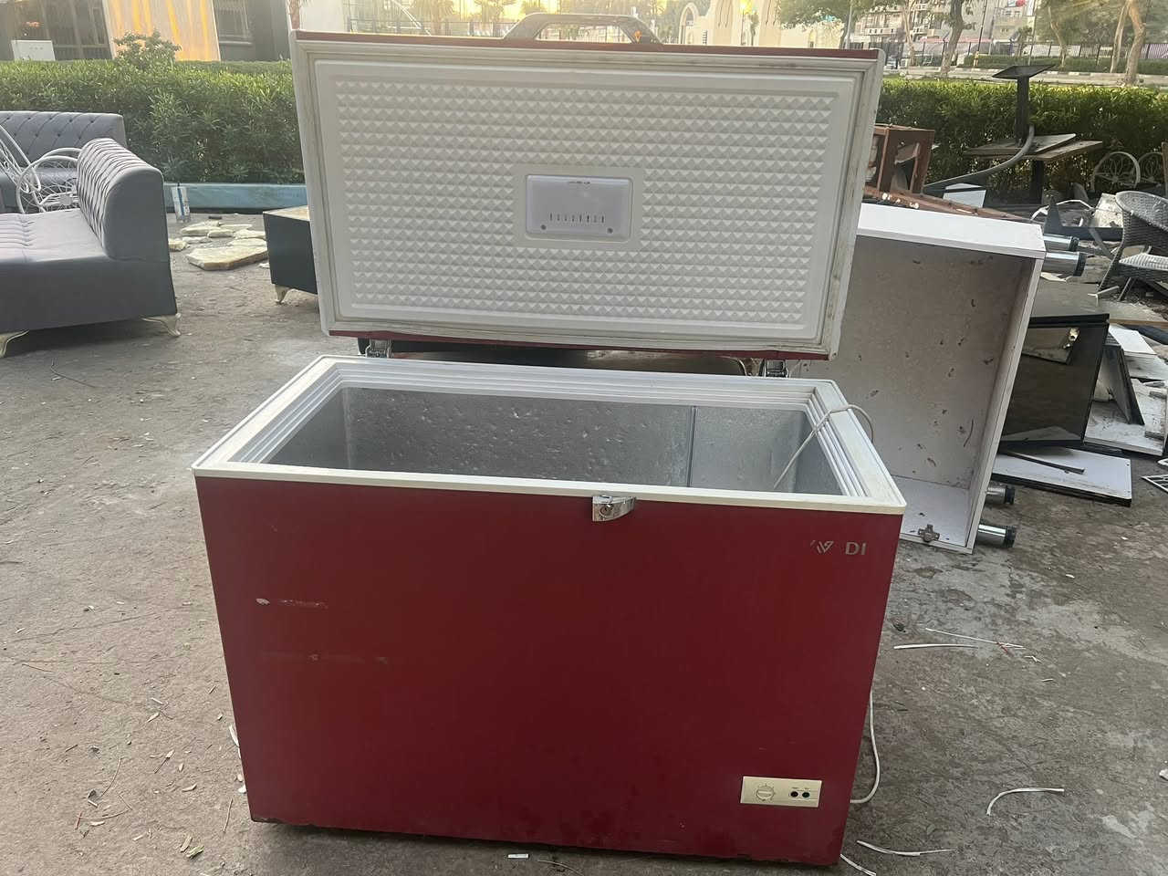 خم قنفات للبيع 
الي يريدهن هسه يجي ياخذهن 
جدد ونظيفات 
واكو اغراض مطبخ 
وسبالت 
وحديد 

واكو بيهن متضررات ذني عوفوهن 

الاعظميه / مطعم الف ليلة وليله 
ساحه الدلال
***********
