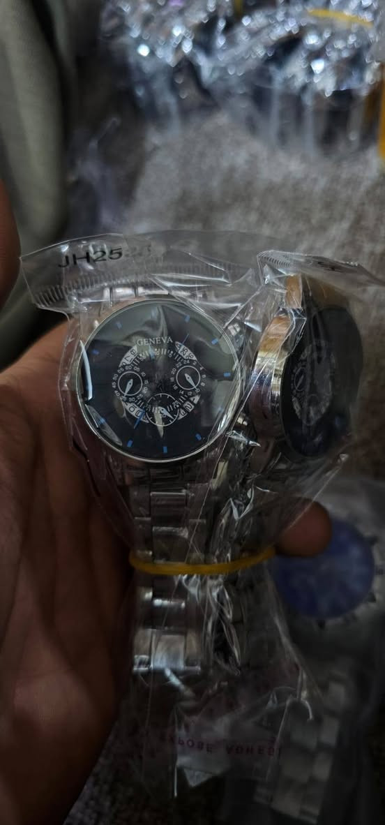 ساعة عدد 200 قطعة
سعر قطعة 3 آلاف 
جديد 
للحجز واتساب 
***********
