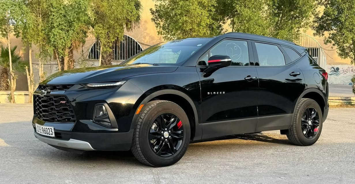 السلام عليكم 
بلايزر للبيع 
رقم اربيل فول مواصفات ماعدا الفتحه كشنات كهرباء كشنات تدفئه مكينه 6سلندر موديل 2022 لون اسود كامرا خلفيه حساسات بالمري وحساسات خلفيه شاشه تحكم ستيرن فول السياره ماعدا الفتحه حادث دعاميه وشويه بالبنيد والدعمايه بلاديه ممبدله والبنيد بلادي بدون ايرباك 
***********
