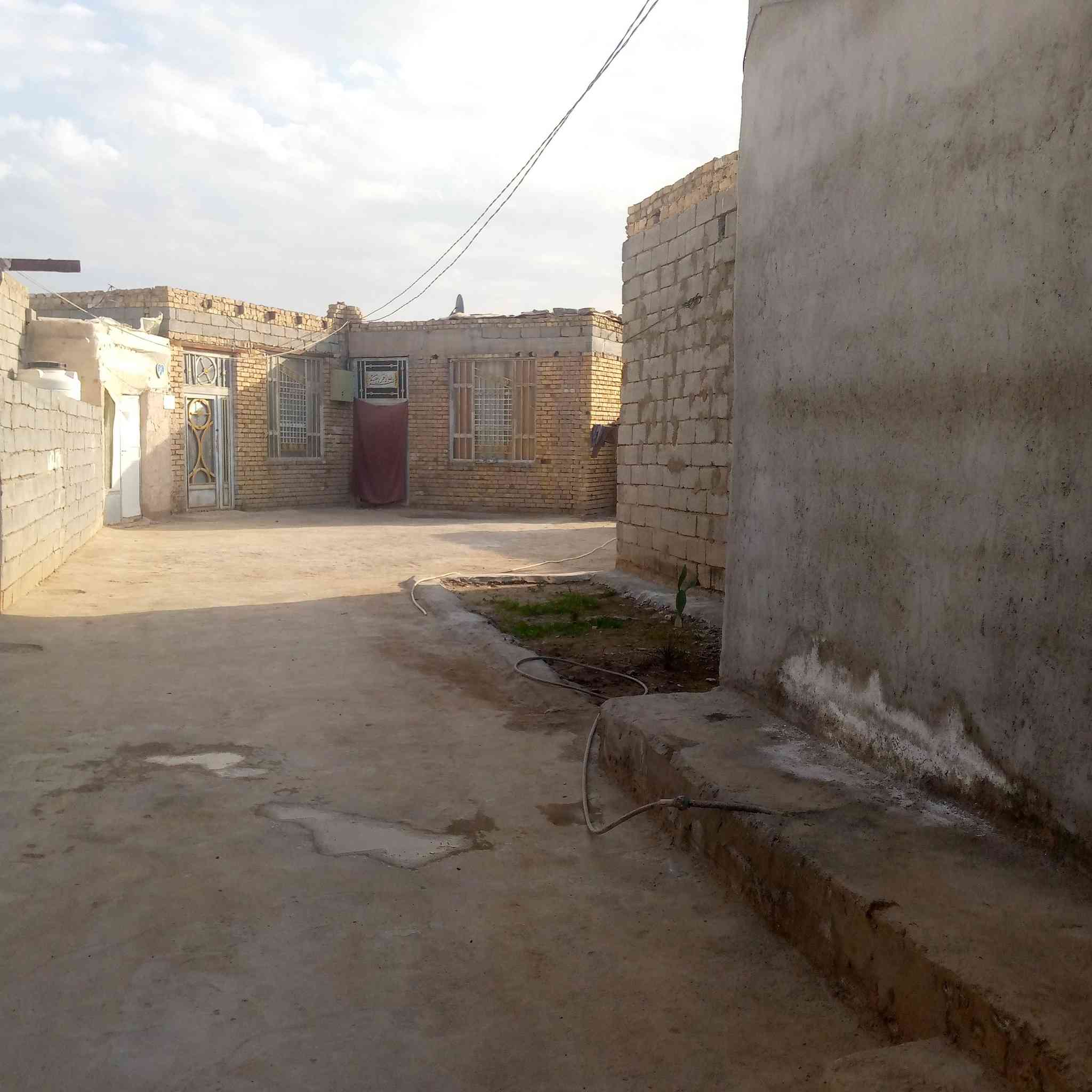 دار +مشتمل للبيع
المساحه ٦٥٠ متر بسعر مناسب جداً 
قرب الأمام العباس بن الكاظم (ع) 
بناء الدار طابوق غرفتين نوم وديوانيه ١٠ امتار وصاله وصحيات وگراج وساحه +صالون سيدات 
والمشتمل غرفة نوم وصاله وصحيات ومطبخ ،،،،الخ
كافة الخدمات من ماء وكهرباء وسط البناء
السعر الكلي 55 وبي مجال 
التواصل أتصال فقط ‏‪***********‬‏
