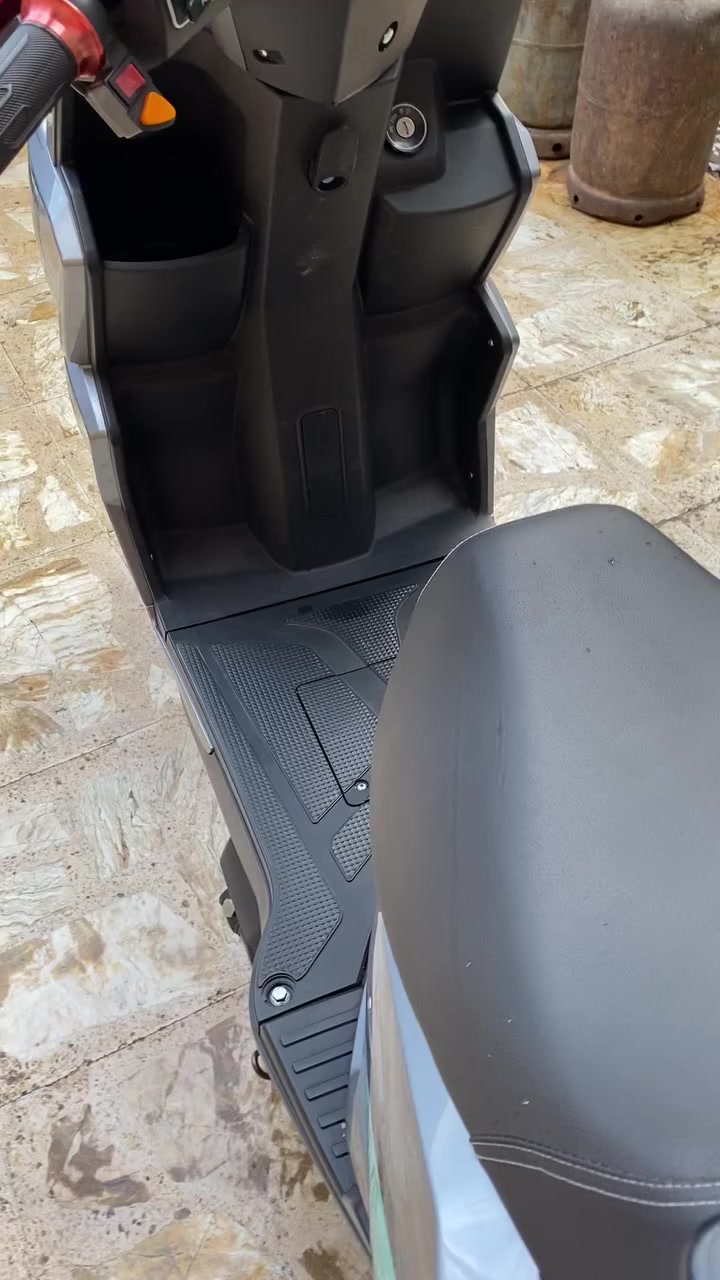 دراجة سكنس شحن للبيع
الدراجه كلش حلو مفيد 
مواصفاتها
1)بطاريات جيديدة صارلها شهرين ونص من مبدله تمشيك 50 كيلو 
2)ملفها 2000w و32A  ست بطاريات 
3)بيه نظام امان موضح ب الفيديو 
4)ضد الماء 
5)بيه نظام رجوع 
6)ضوء عالي ناصي 
7)اشاير يمنه ويسره
8)مثبت سرعه 
9)ثلاث سرع سرعته كلش عاليه 
10)مفتاحين وبصمتين

اضراره فقط شخوص بسطه على الصفاح وعندك كسر بسيط موجود ب الصور ما مأثر على اي شيء ب الدراجه 

السعر 450 الف وبيه مجال للطيبين للاستفسار راسليني واتس *********** 
مكاني بغداد الضباط حي الجهاد
