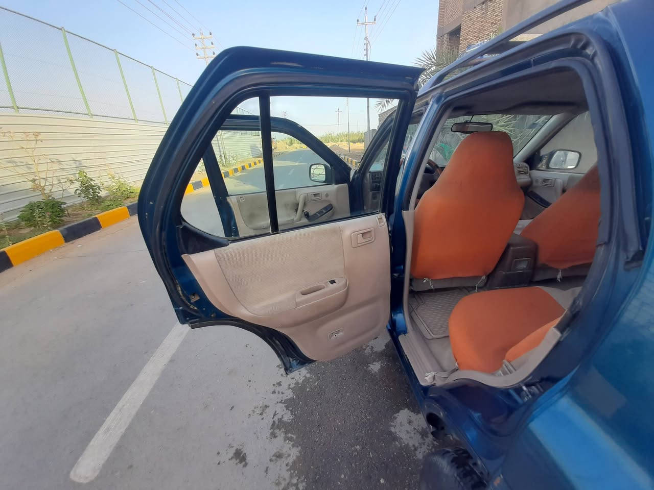 السلام عليكم سياره ازوزه موديل 2000 گير ومكينه جاهزه رقم انكليزي ذي قار باسمي بكاني ناصريه مركز والشراي يخابر ويدلل***********
