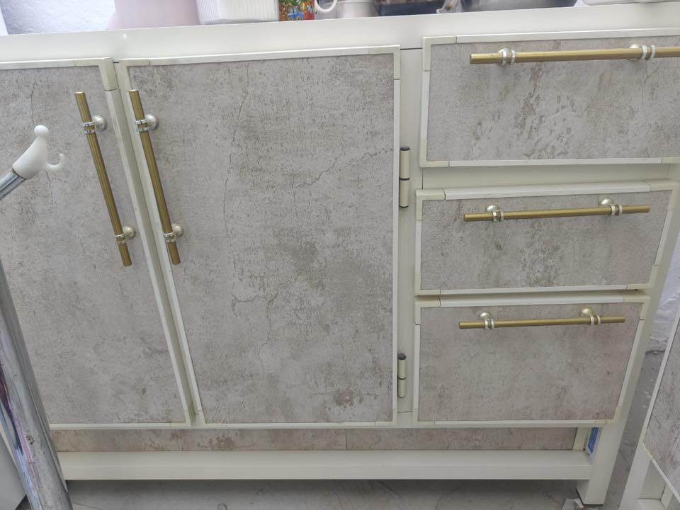 السلام عليكم كاونتر كلش جديد مستخدم شي بسيط والسنك مرمر للبيع والتخم ايضا الرصاصي 5 مقاعد والجوزي 5 مقاعد مستخدمات شي بسيط وحاليا متروكات وعليهم تراب والجوزي بي ضرر بسيط ***********
