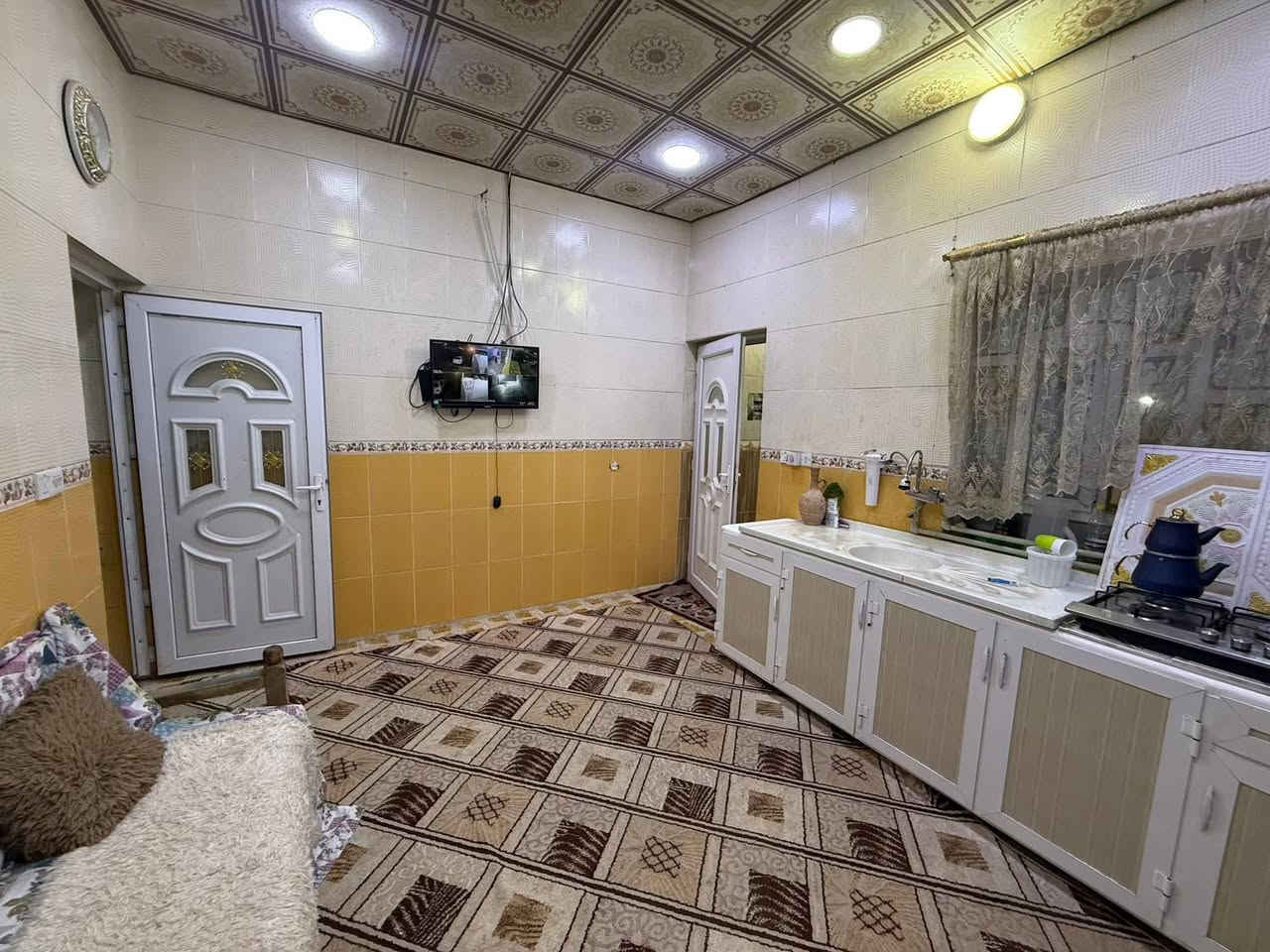 هذا البيت للبيع، يقع في منطقة شورجة، قريب من المدرسة والسوق، في زقاق أبو عبد الله (حجامە)، والبيت طابو رسمي. 200 متر يوجد غرفة إضافية وبِيتونة على السطح  السعر 155 ملیون ومجال. 

ڕقـم...👇

***********
