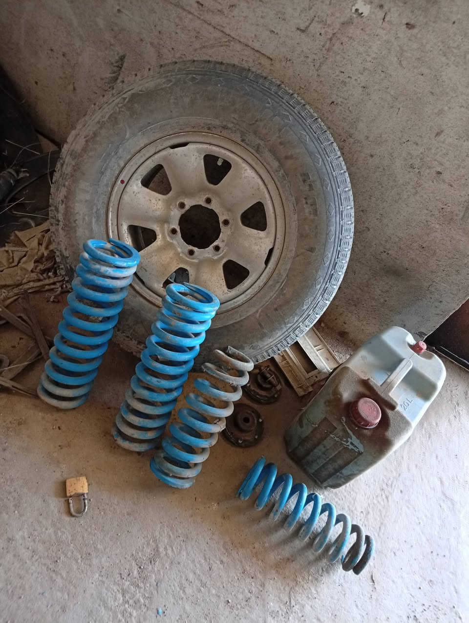 يوجد غراض فور چنر تفصيخ مع بيبان مع الجنطه الخلفيه لون ابيض بلادي كلش جدد مكفولات من البارد ولصبغ ***********
