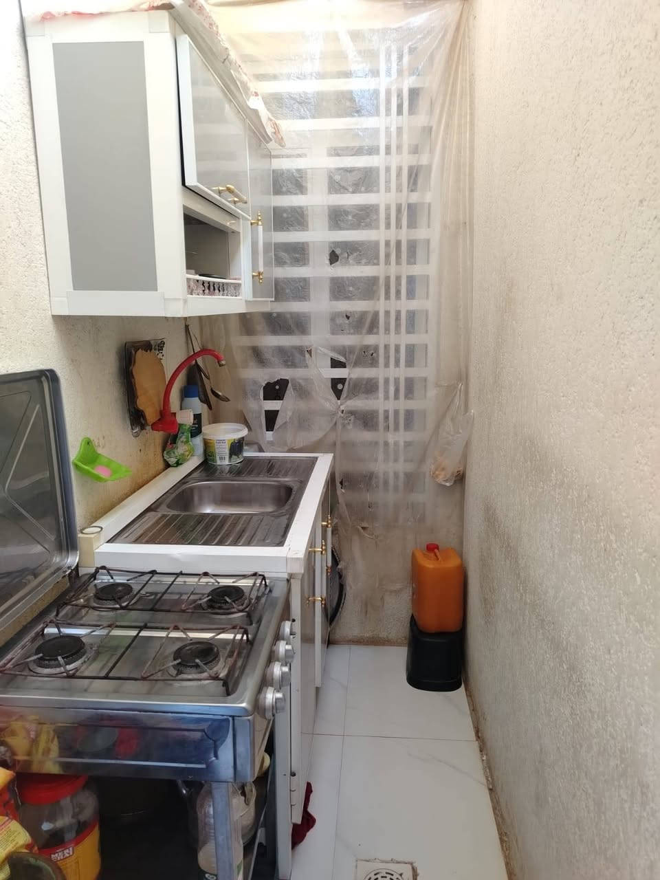 بيت للبيع حي الثوره نهايه شارع الماطور بناء حديث ١٠٠متر ١٠ في ١٠ اتصل على الرقم ***********
