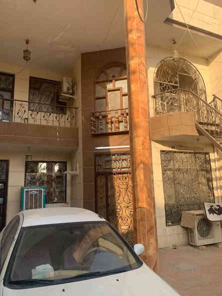 السلام عليكم بيت للبيع 200 متر ‏￼مؤثث طابقين والطابق مفصول بدرج خاص بي 5 غرف و4 حمامات كل طابق بي مطبخ وصالة وقريب على القناة وعلى 3 شوارع 

للاستفسار: ***********
