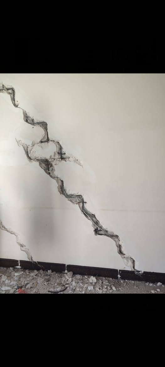 السلام عليكم نشتغل في ترميم المنزل وتقسيم المنزل الى منزلين ونعمل في بناء الاراضي والطابق الثاني وترميم كافة المنازل وتصفيط البادلو وتصعيد المواد وتنضيف المنازل وسعر مناسب الاستفسار اكثر للاتصال *********** واتساب موجود
