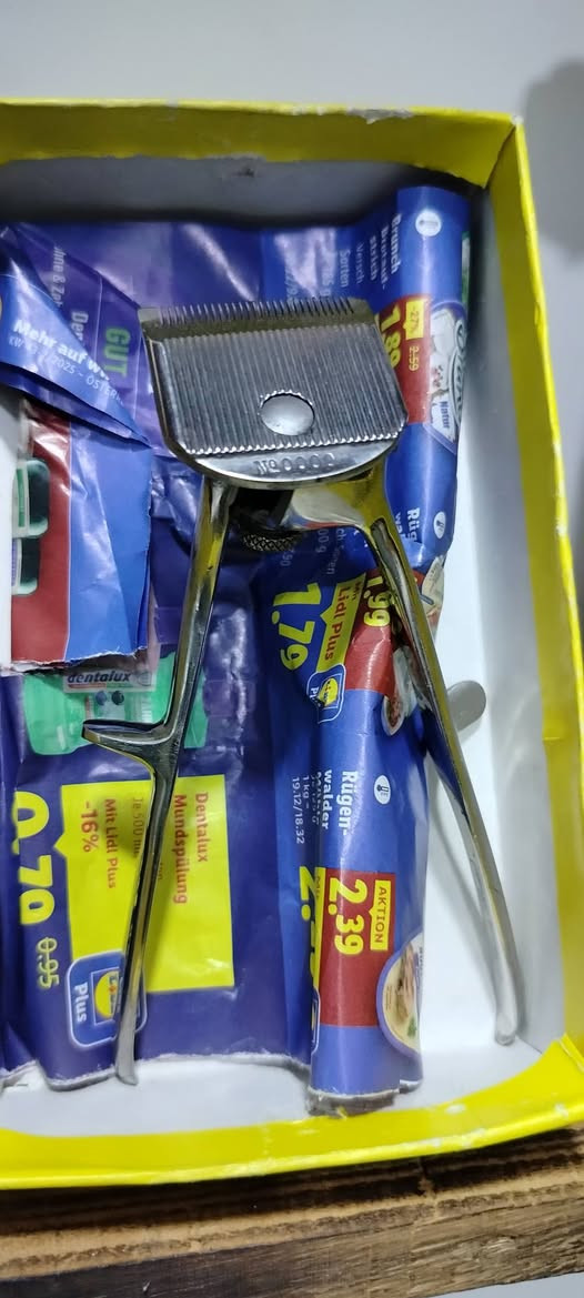 مكائن حلاقة عدد 2 جديد بالكارتون
انتاج المانيا صناعة ثلاثينات 
التفاصيل والسعر مراسلة الواتس اب 
***********
